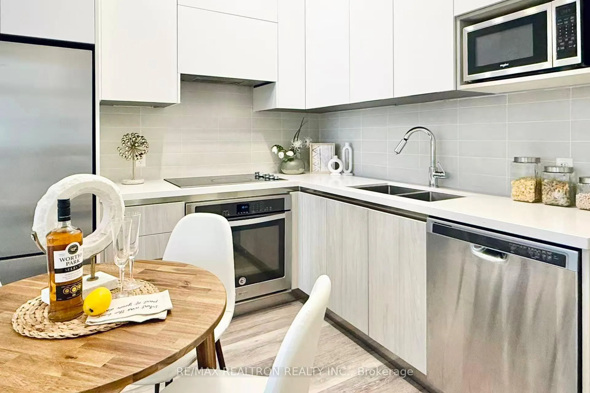 Photo 5 of Unit 903, 15 Water Walk Drive, Markham, Unionville — HOMEH