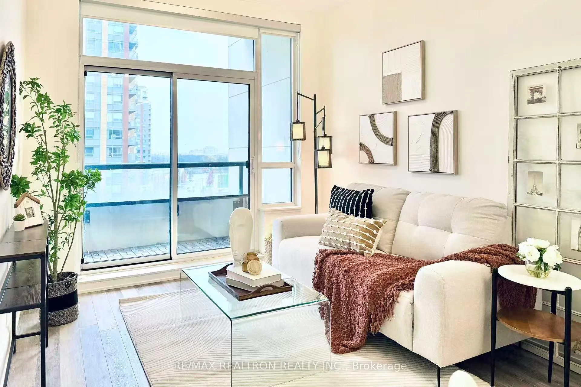 Photo 10 of Unit 903, 15 Water Walk Drive, Markham, Unionville — HOMEH