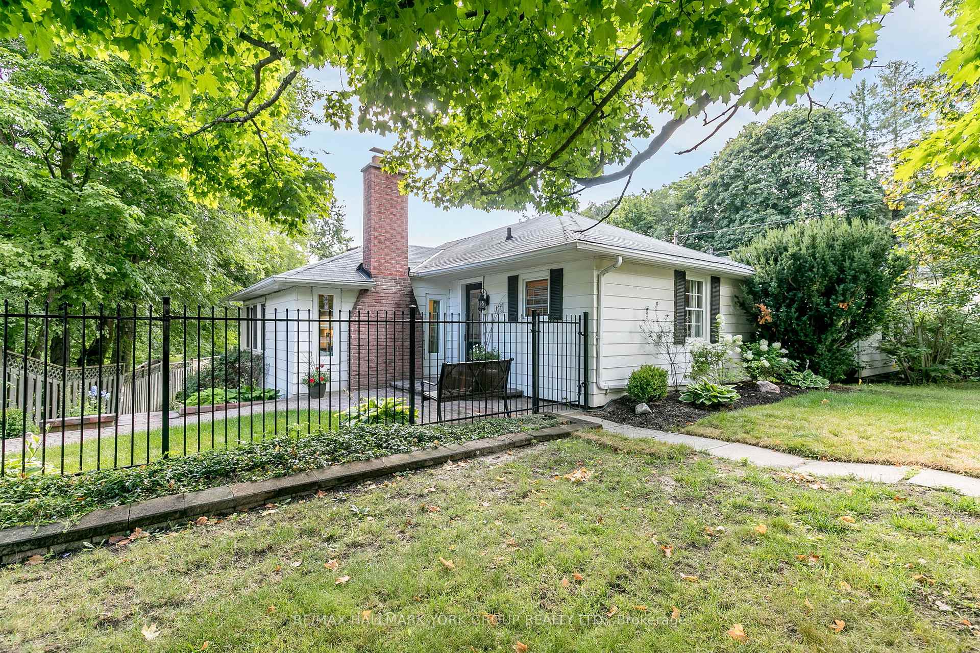 Photo 3 of 133 Gurnett Street, Aurora, Aurora Village — HOMEH
