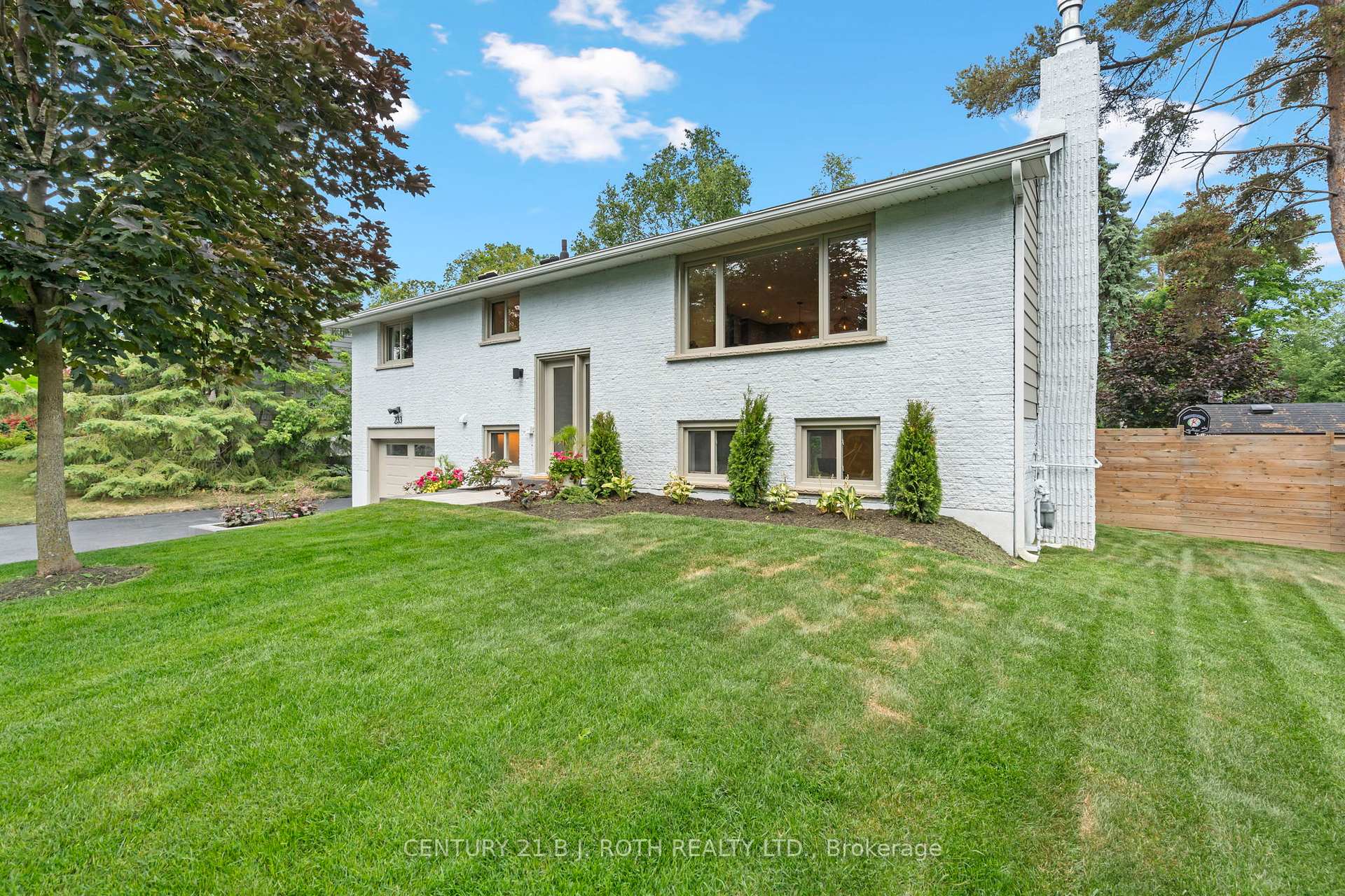 Photo 3 of 233 Dock Road, Barrie, South Shore — HOMEH