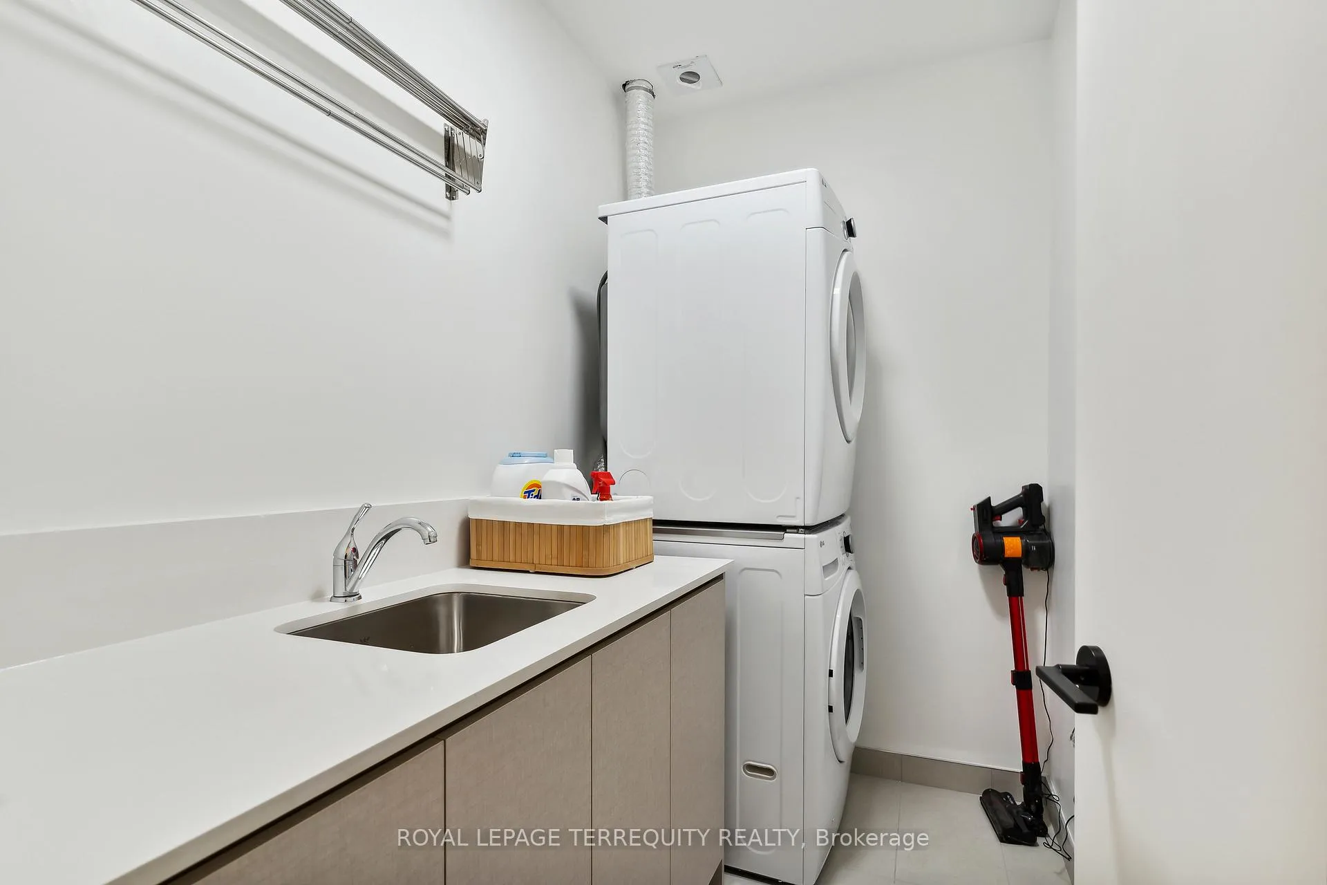 Photo 5 of Unit 607, 1285 Queen Street E, Toronto, Greenwood-Coxwell — HOMEH