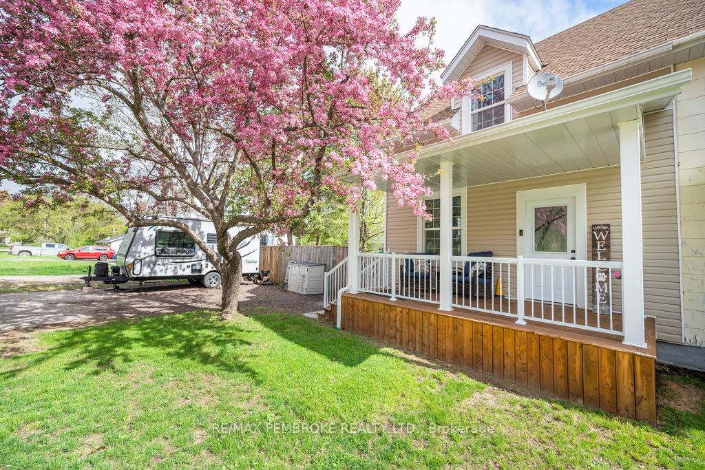Photo 3 of 10 Wolfe Avenue, Deep River — HOMEH