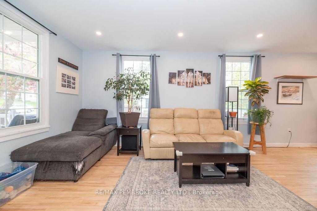 Photo 6 of 10 Wolfe Avenue, Deep River — HOMEH