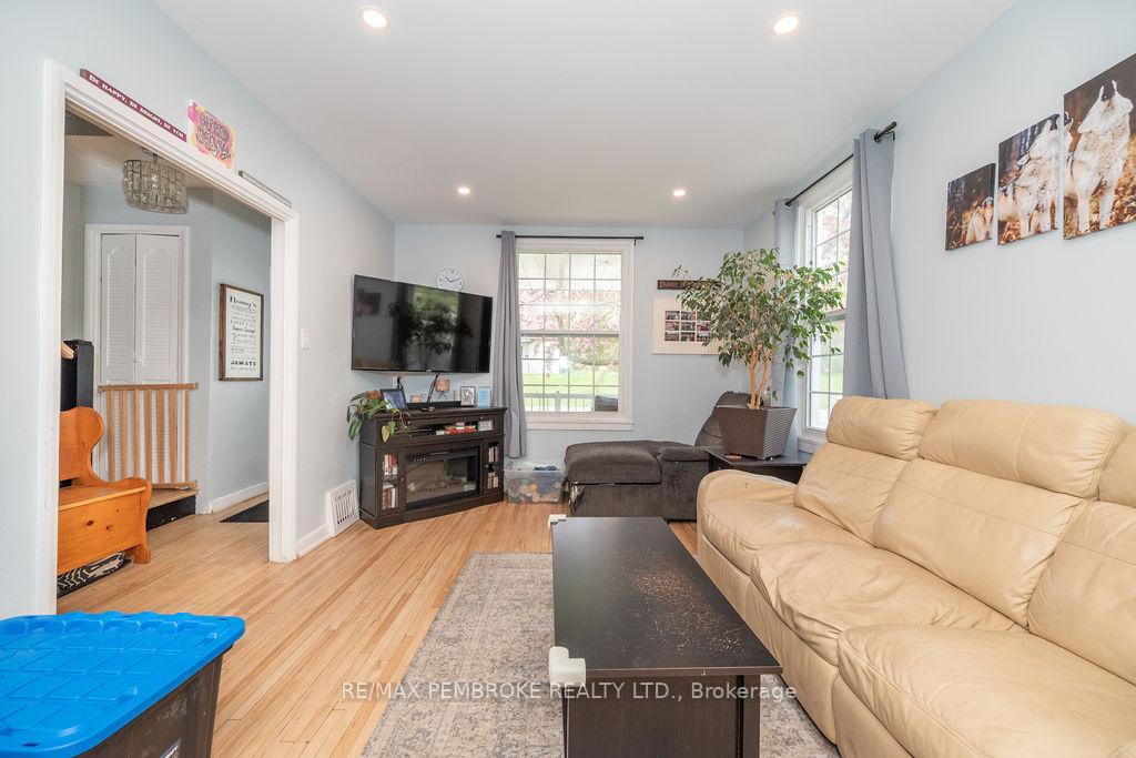 Photo 8 of 10 Wolfe Avenue, Deep River — HOMEH