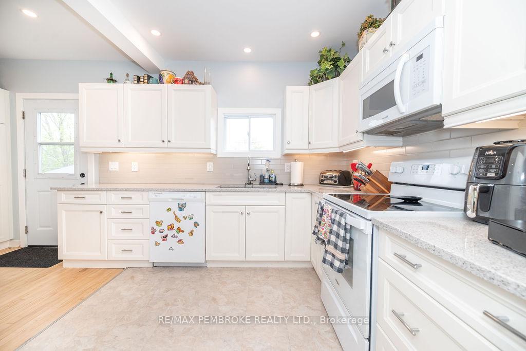 Photo 16 of 10 Wolfe Avenue, Deep River — HOMEH
