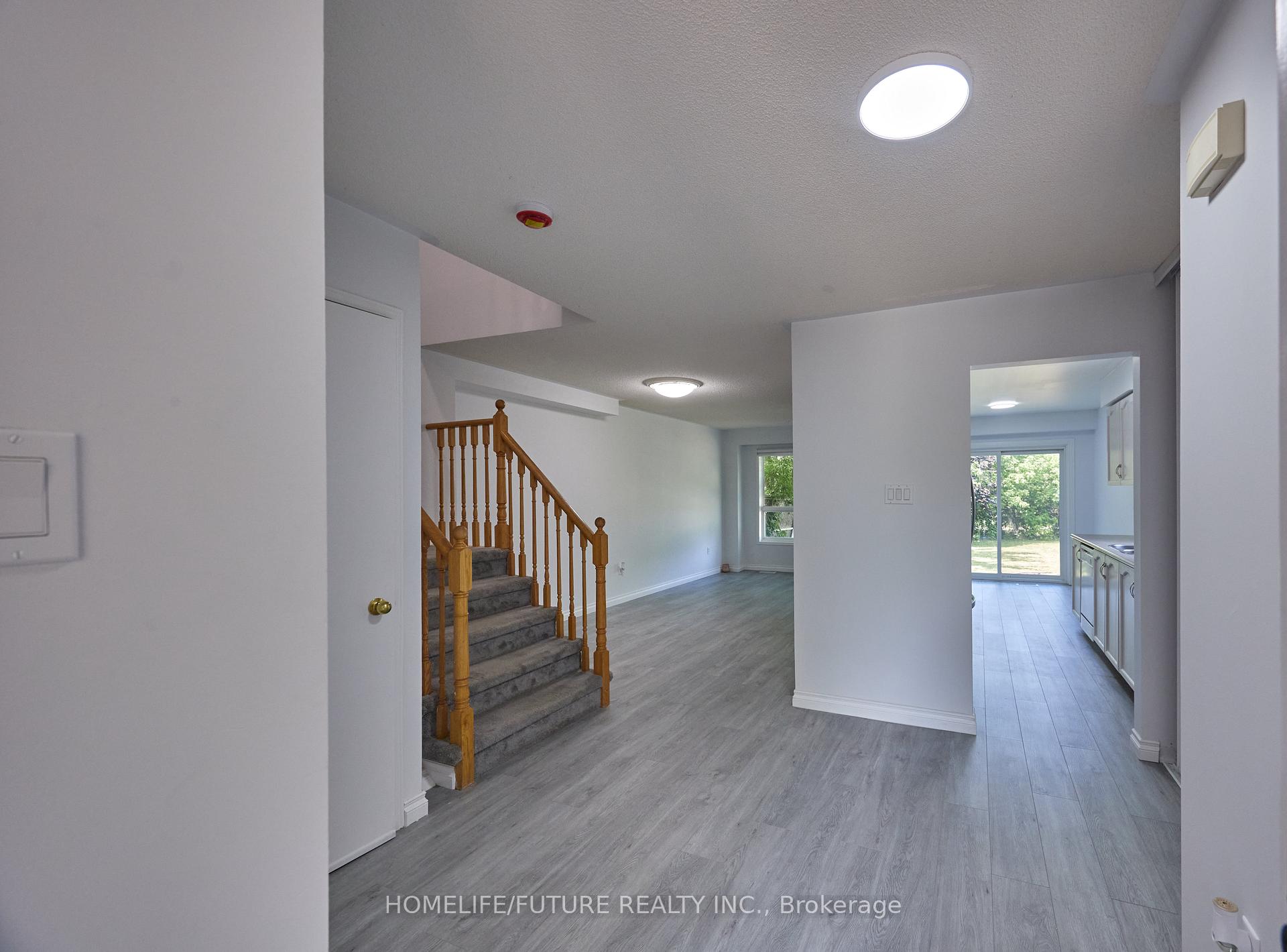 Photo 4 of 6 Pickett Crescent, Barrie, Painswick North — HOMEH