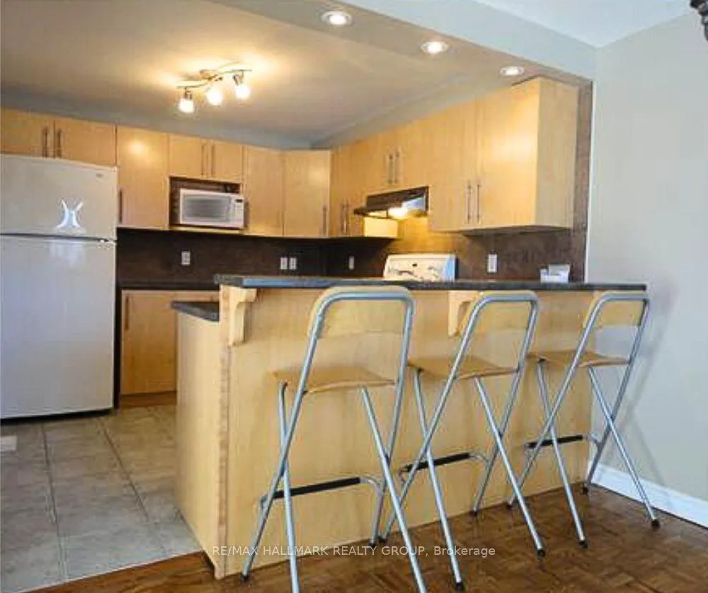 Photo 5 of 235 Ridgepark Private, Ottawa, Meadowlands/Crestview — HOMEH