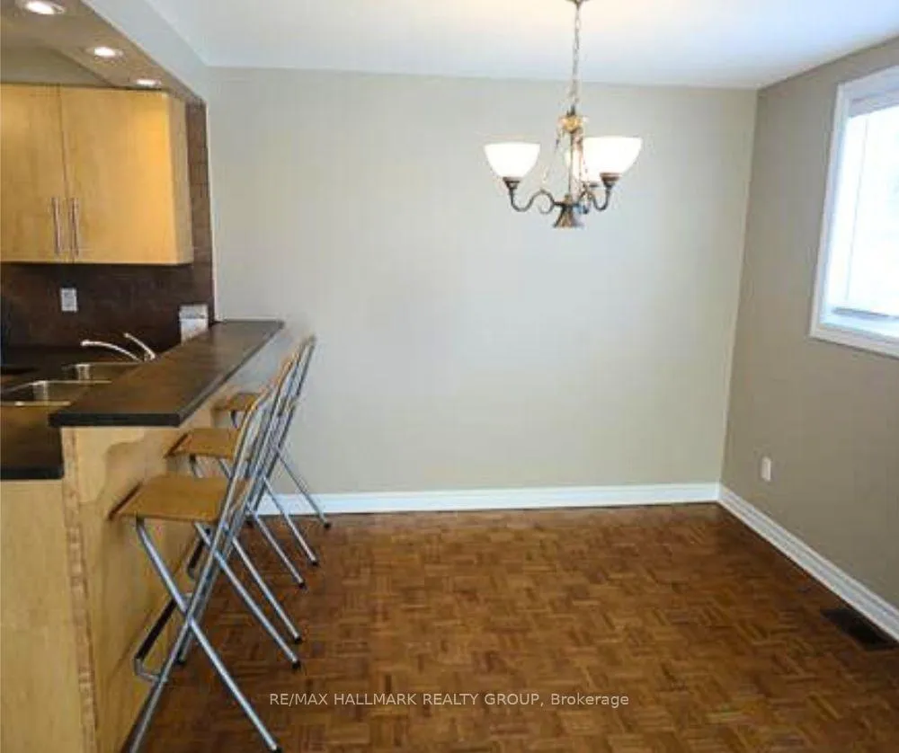 Photo 7 of 235 Ridgepark Private, Ottawa, Meadowlands/Crestview — HOMEH