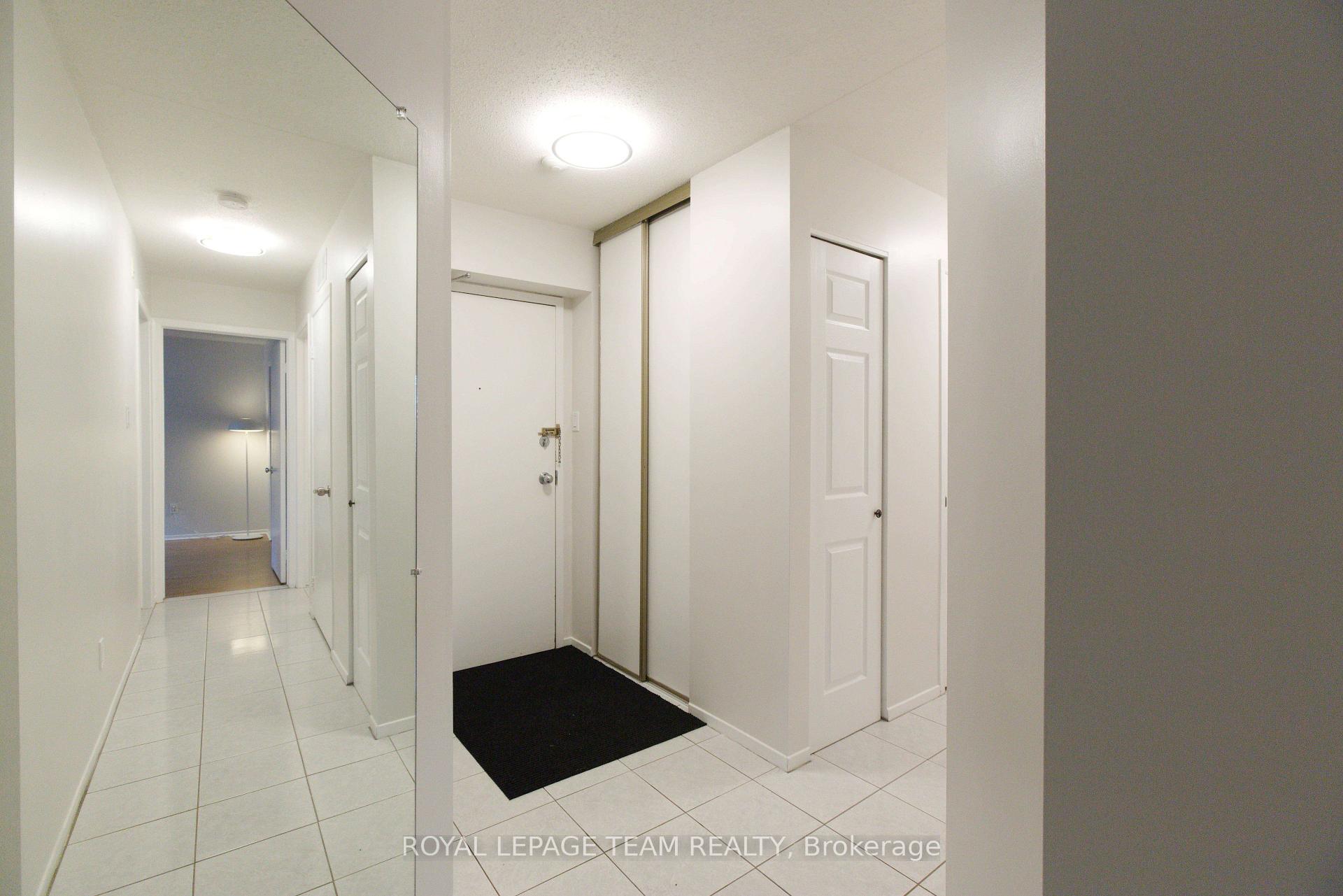 Photo 2 of Unit 118, 260 Brittany Drive, Ottawa, Viscount Alexander Park — HOMEH