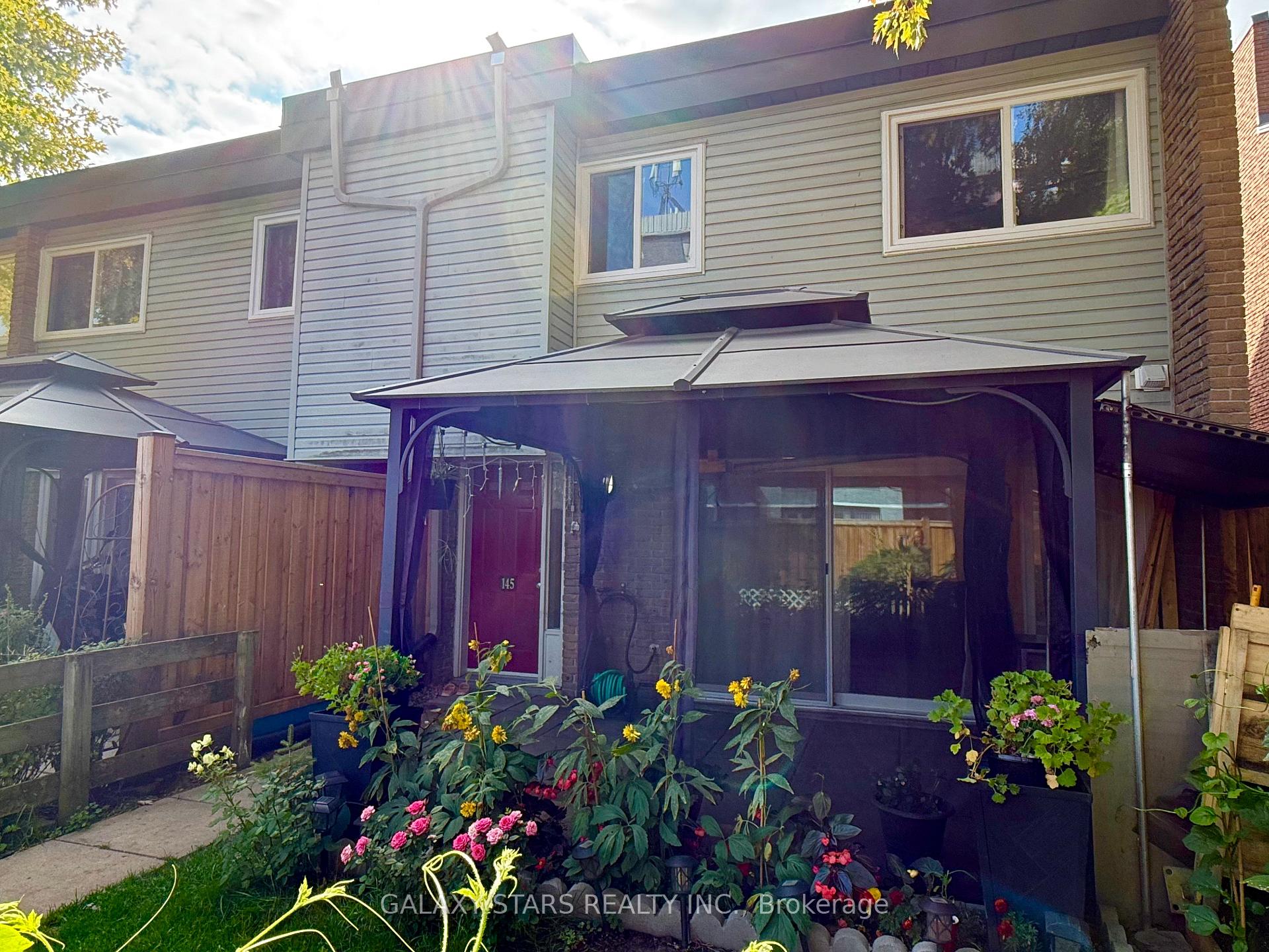 Photo 3 of Unit 21, 145 Milestone Crescent, Aurora, Aurora Village — HOMEH