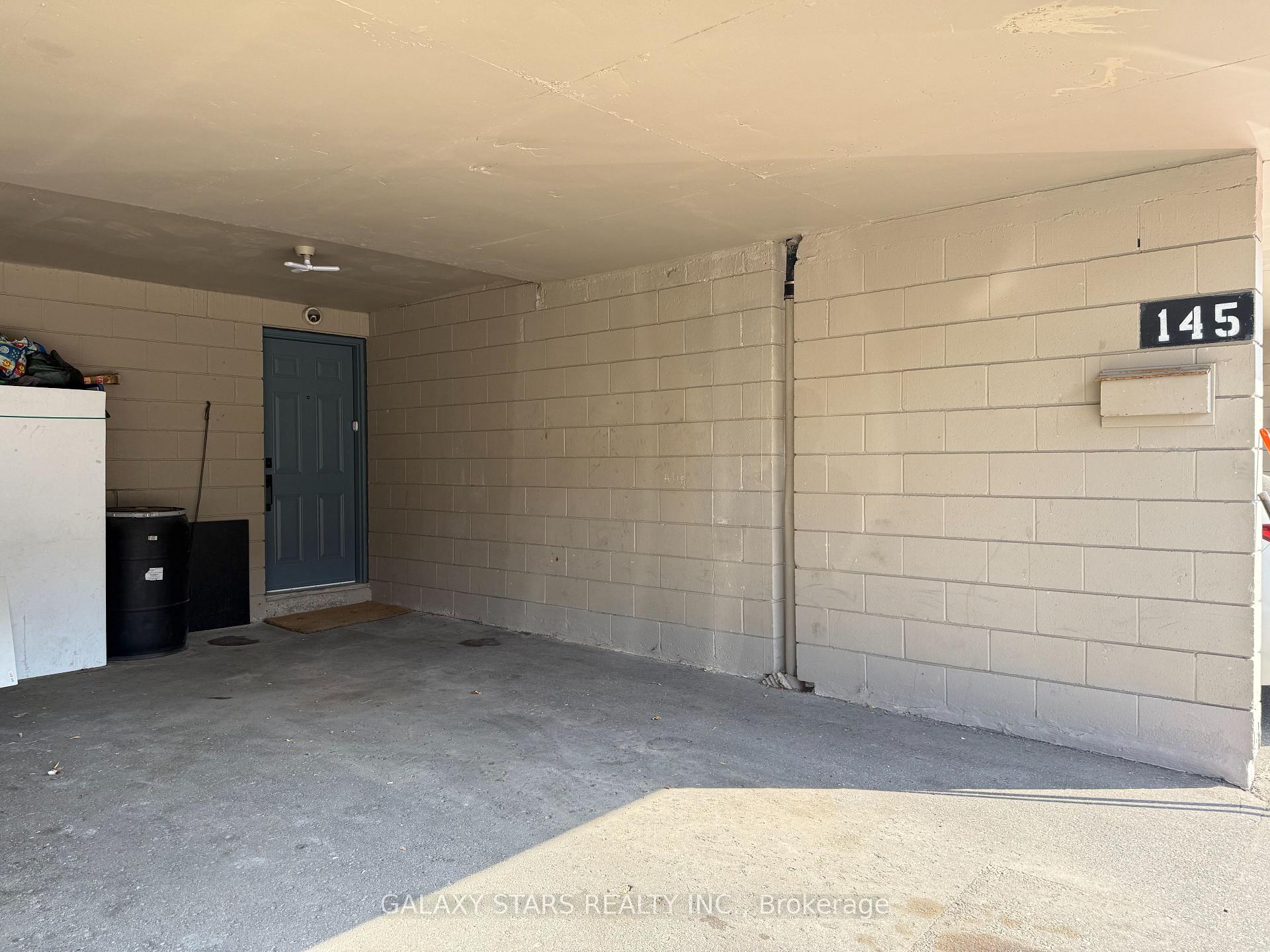 Photo 5 of Unit 21, 145 Milestone Crescent, Aurora, Aurora Village — HOMEH