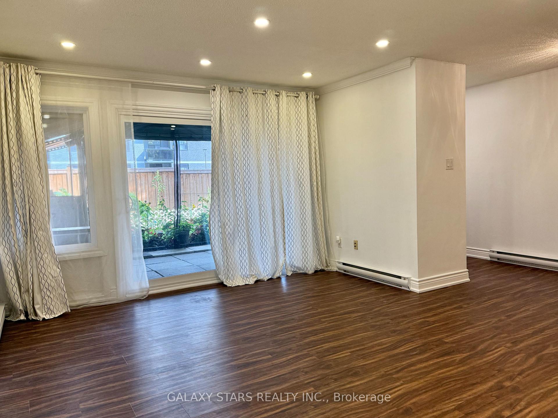 Photo 8 of Unit 21, 145 Milestone Crescent, Aurora, Aurora Village — HOMEH