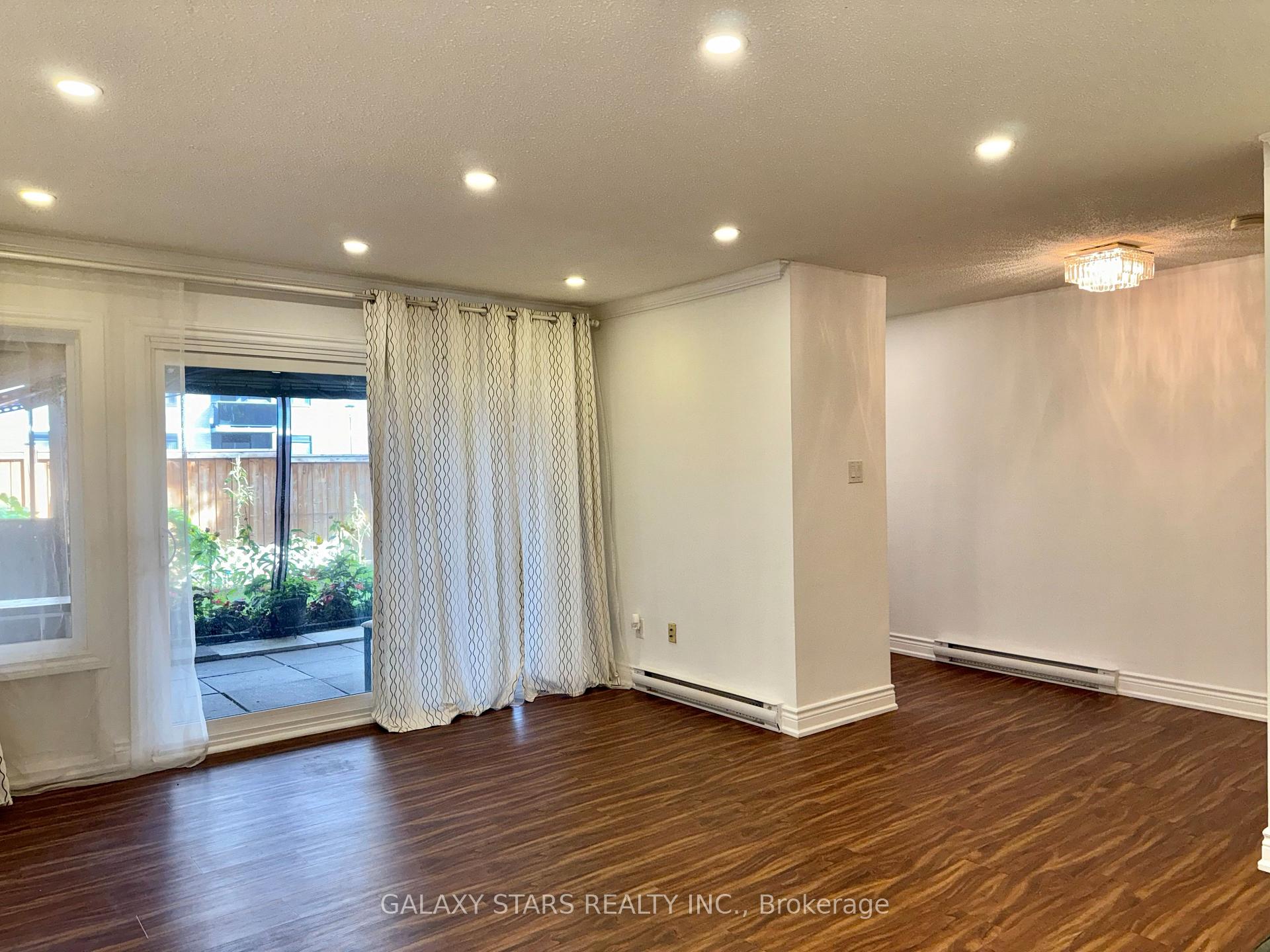 Photo 10 of Unit 21, 145 Milestone Crescent, Aurora, Aurora Village — HOMEH