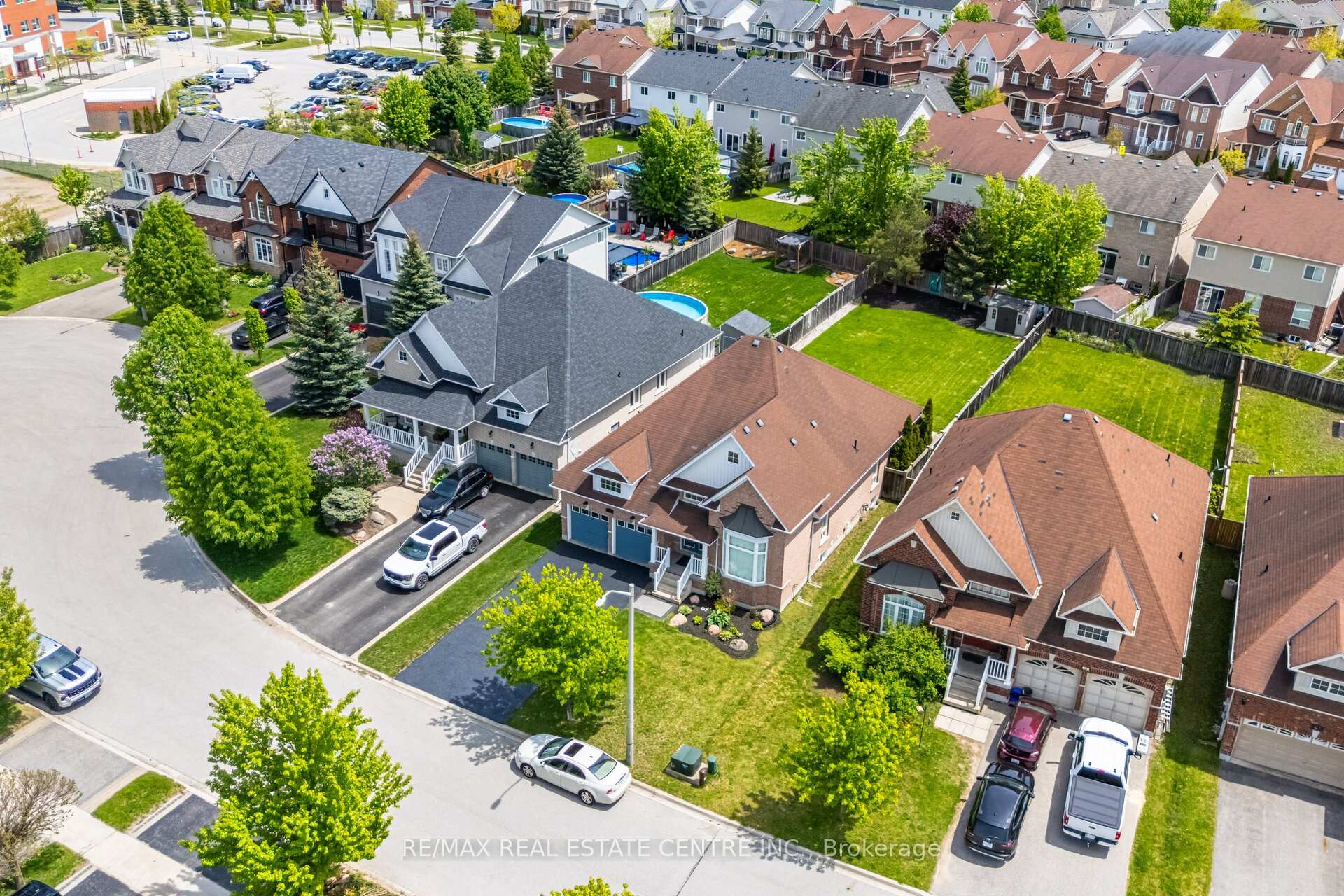 Photo 2 of 47 Regalia Way, Barrie, Innis-Shore — HOMEH