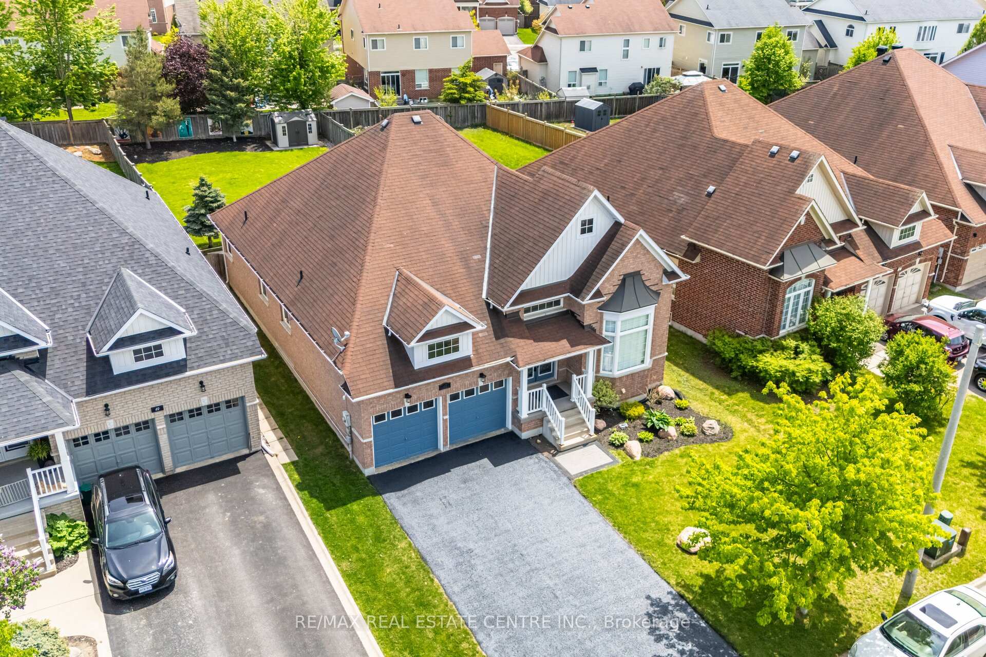Photo 3 of 47 Regalia Way, Barrie, Innis-Shore — HOMEH