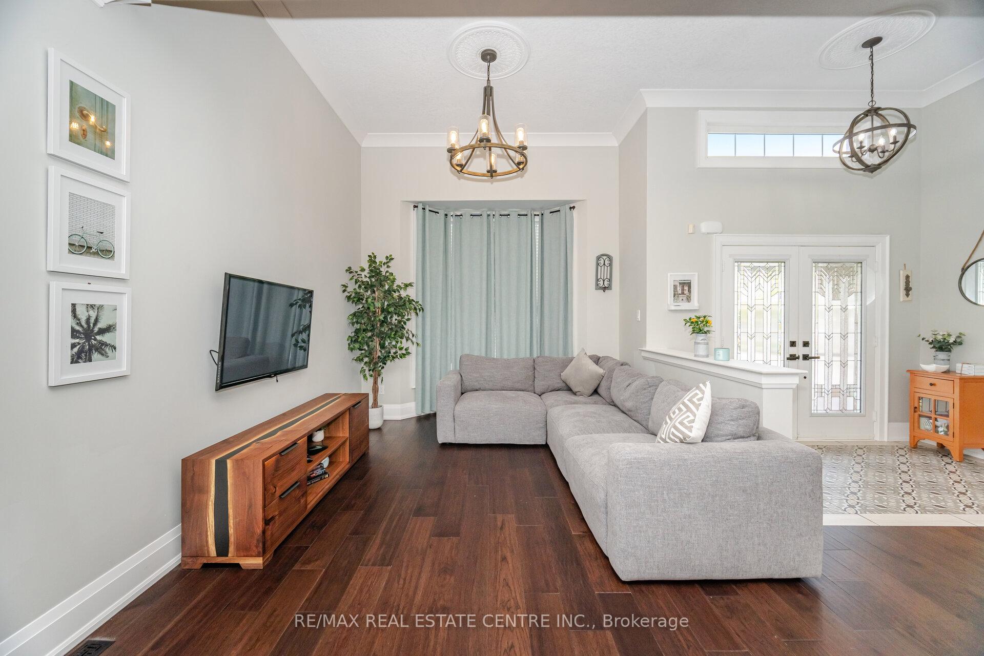 Photo 8 of 47 Regalia Way, Barrie, Innis-Shore — HOMEH