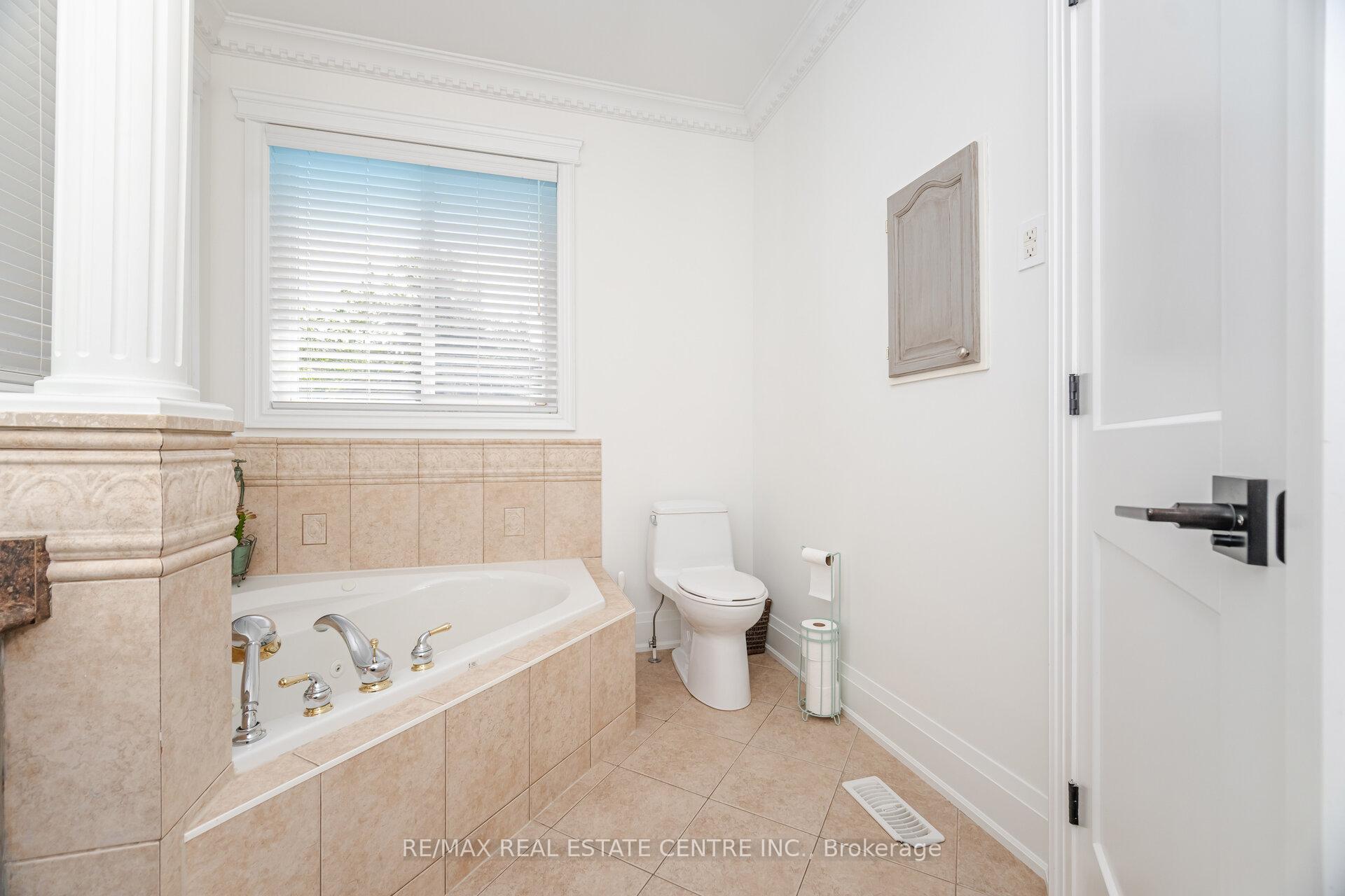 Photo 24 of 47 Regalia Way, Barrie, Innis-Shore — HOMEH