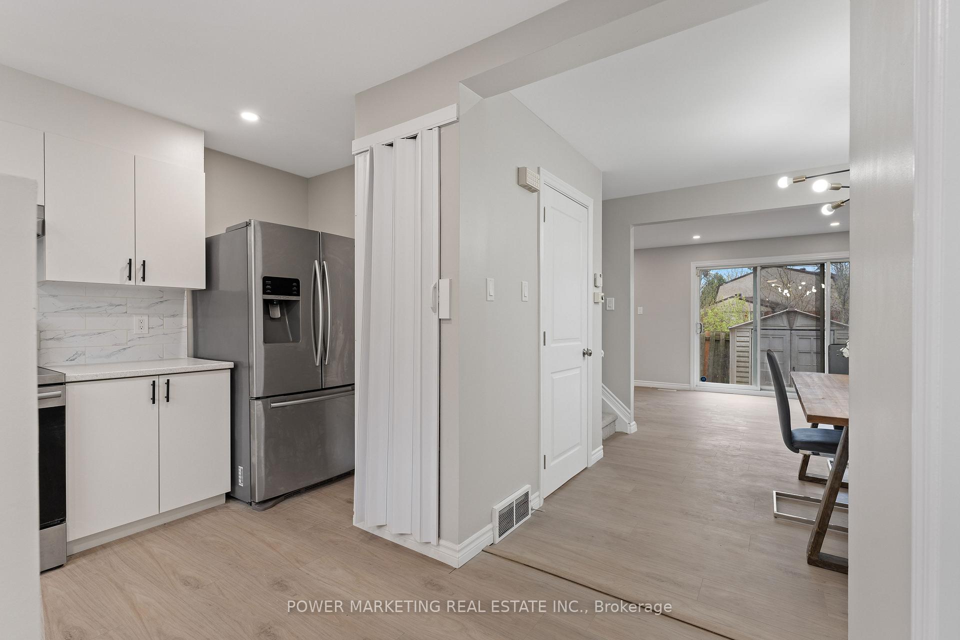 Photo 4 of 1566 Feather Lane, Ottawa, Sawmill Creek/Timbermill — HOMEH