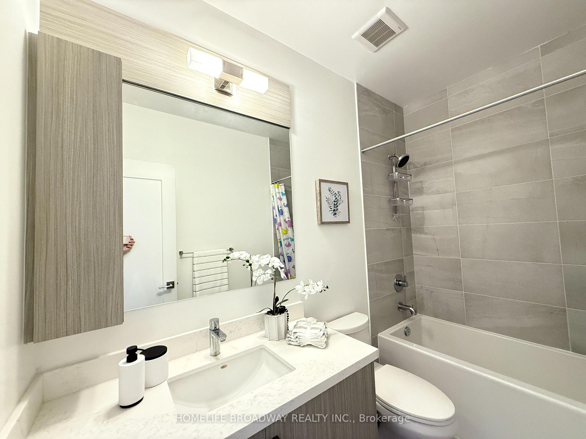 Photo 15 of 29 Gandhi Lane, Markham, Commerce Valley — HOMEH