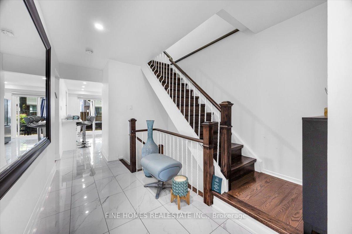 Photo 3 of 24 New Havens Way, Markham, Thornhill — HOMEH