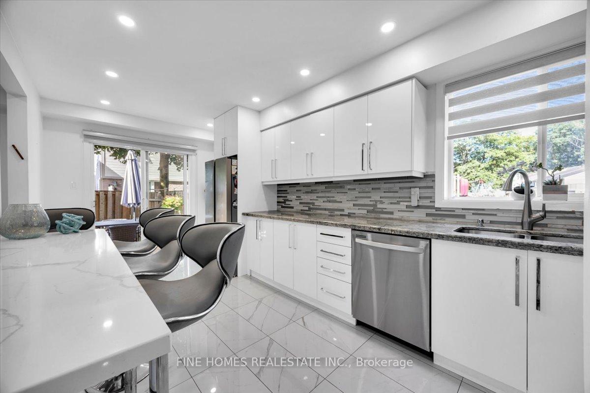 Photo 4 of 24 New Havens Way, Markham, Thornhill — HOMEH