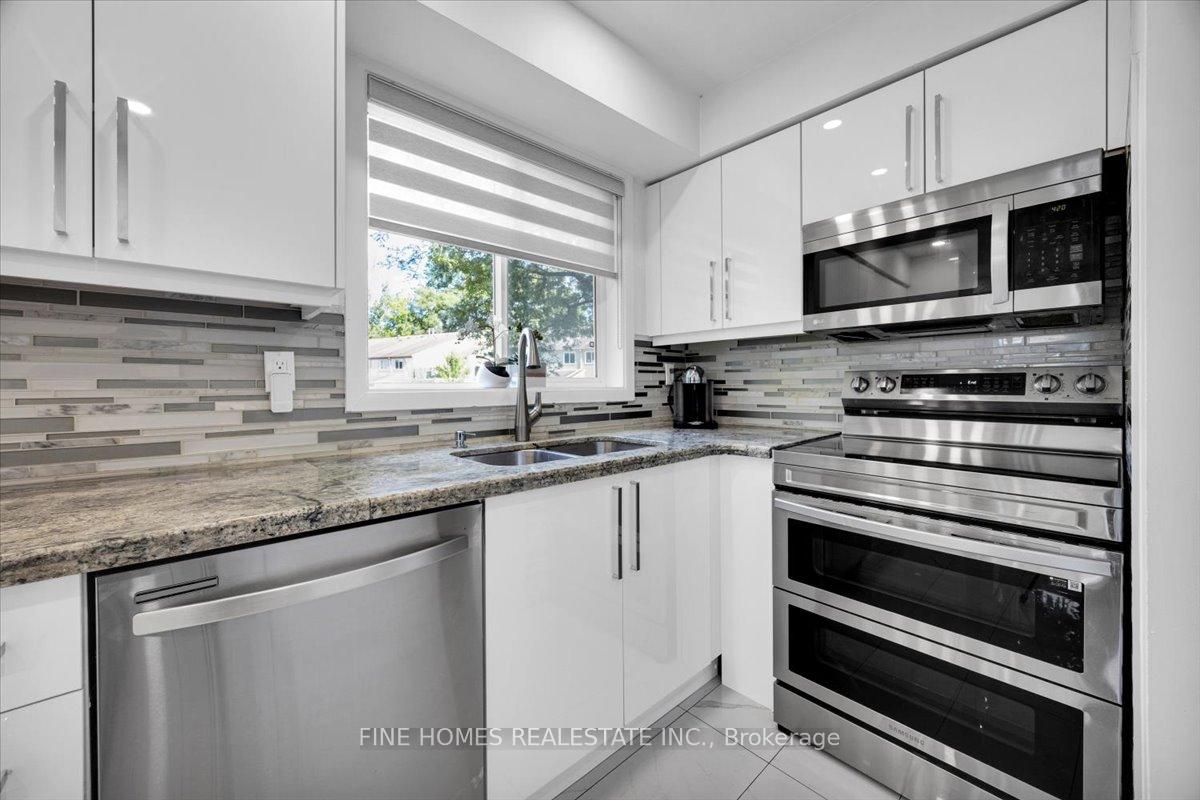Photo 5 of 24 New Havens Way, Markham, Thornhill — HOMEH
