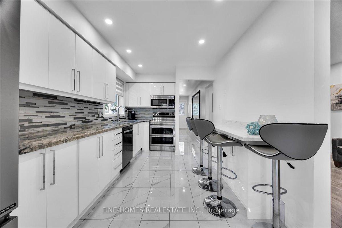 Photo 6 of 24 New Havens Way, Markham, Thornhill — HOMEH