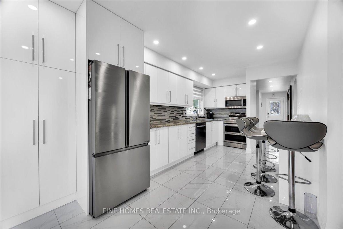 Photo 7 of 24 New Havens Way, Markham, Thornhill — HOMEH