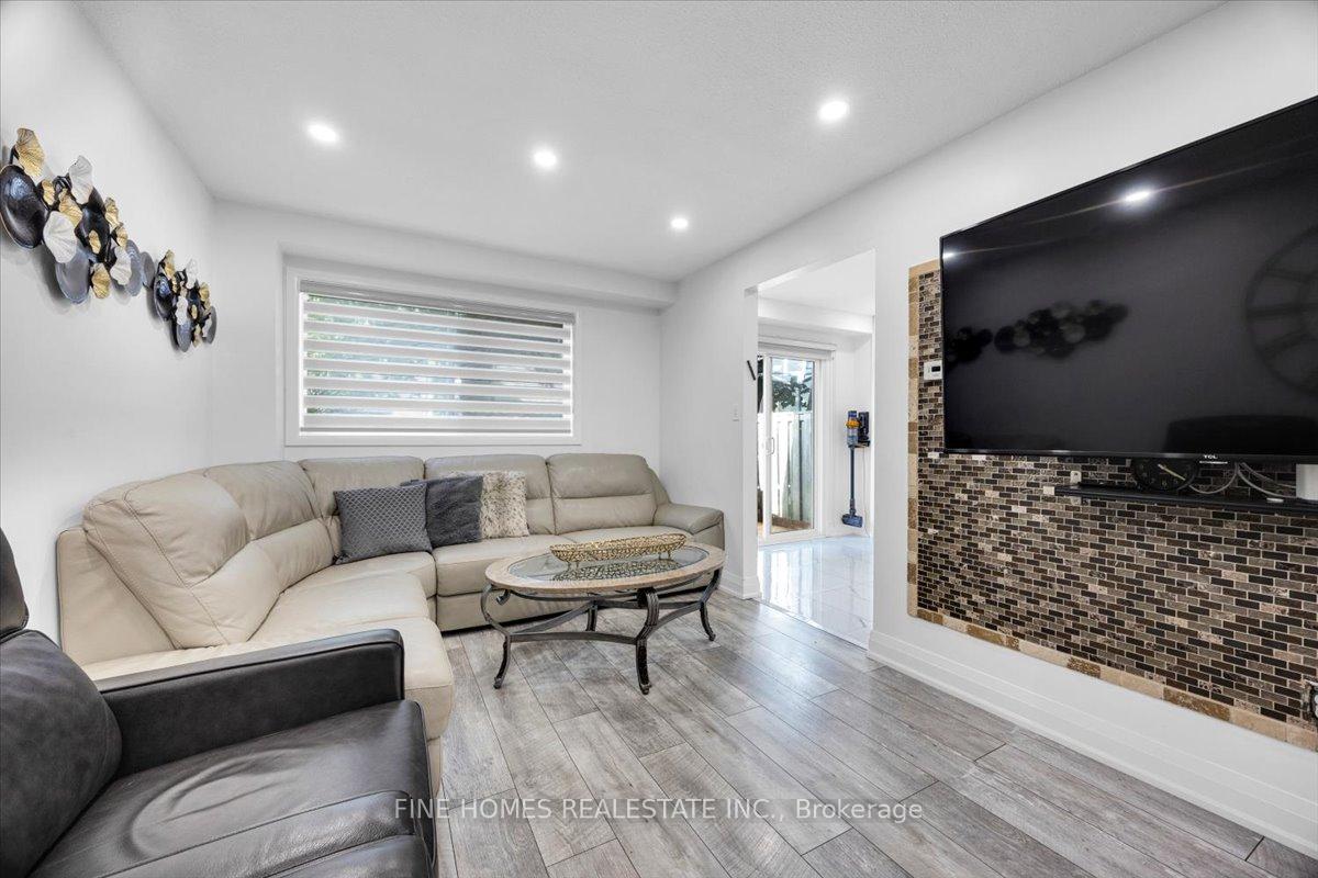 Photo 11 of 24 New Havens Way, Markham, Thornhill — HOMEH