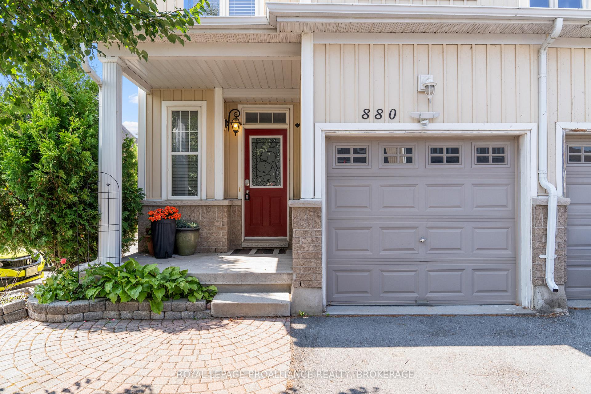 Photo 2 of 880 Ascot Lane, Kingston, Rideau — HOMEH