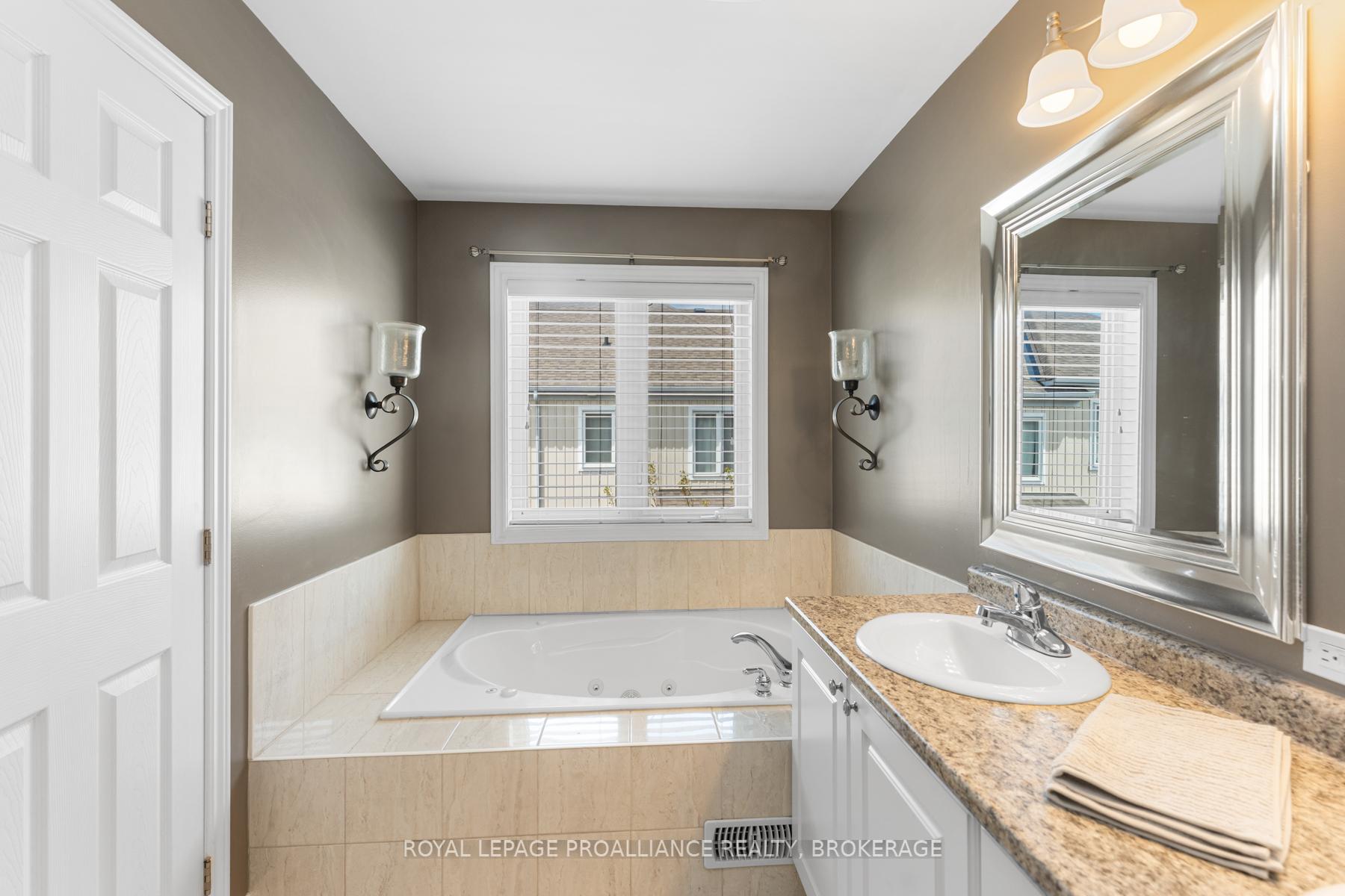 Photo 25 of 880 Ascot Lane, Kingston, Rideau — HOMEH