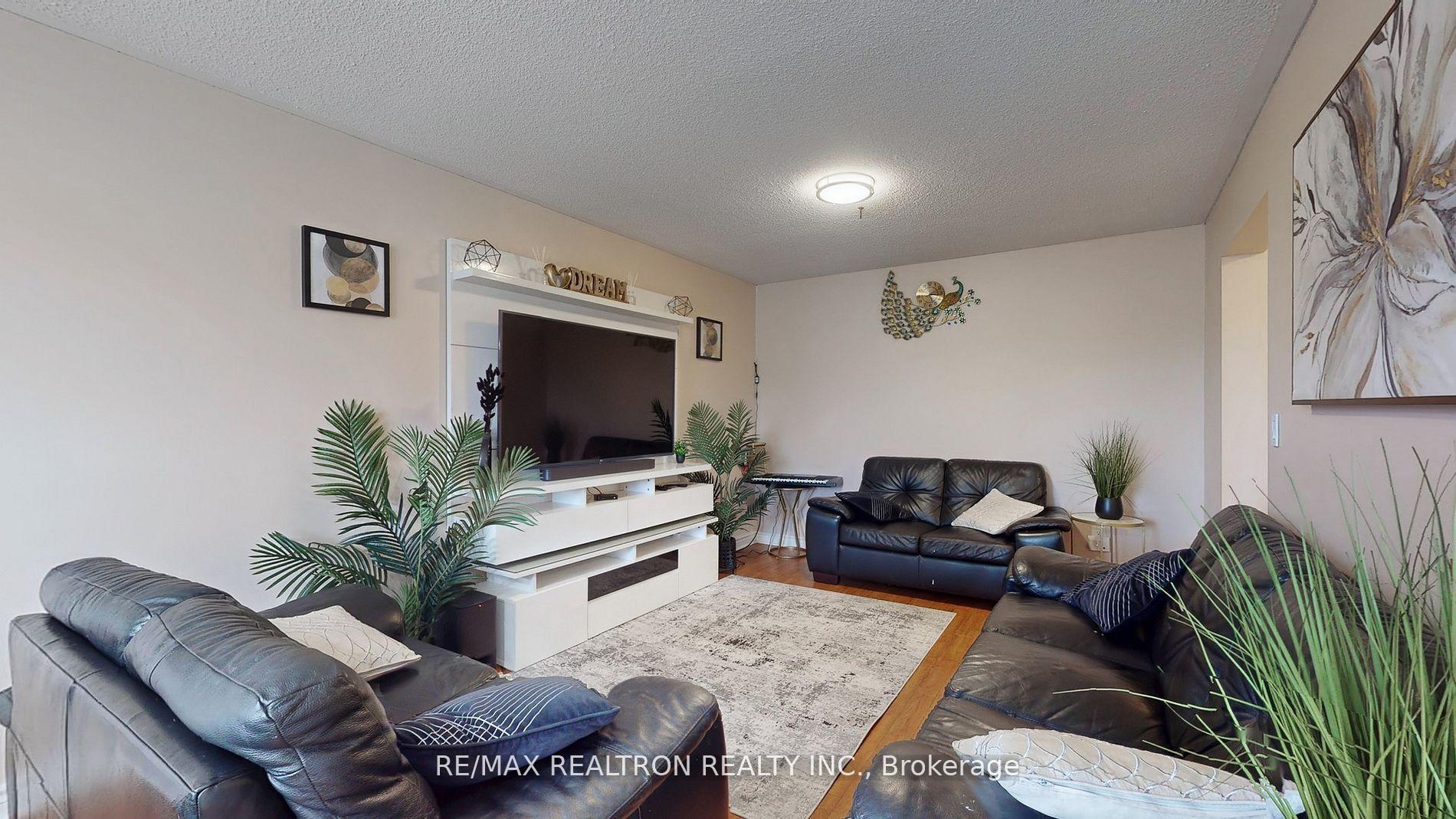 Photo 1 of 68 Heathcliffe Square, Brampton, Central Park — HOMEH