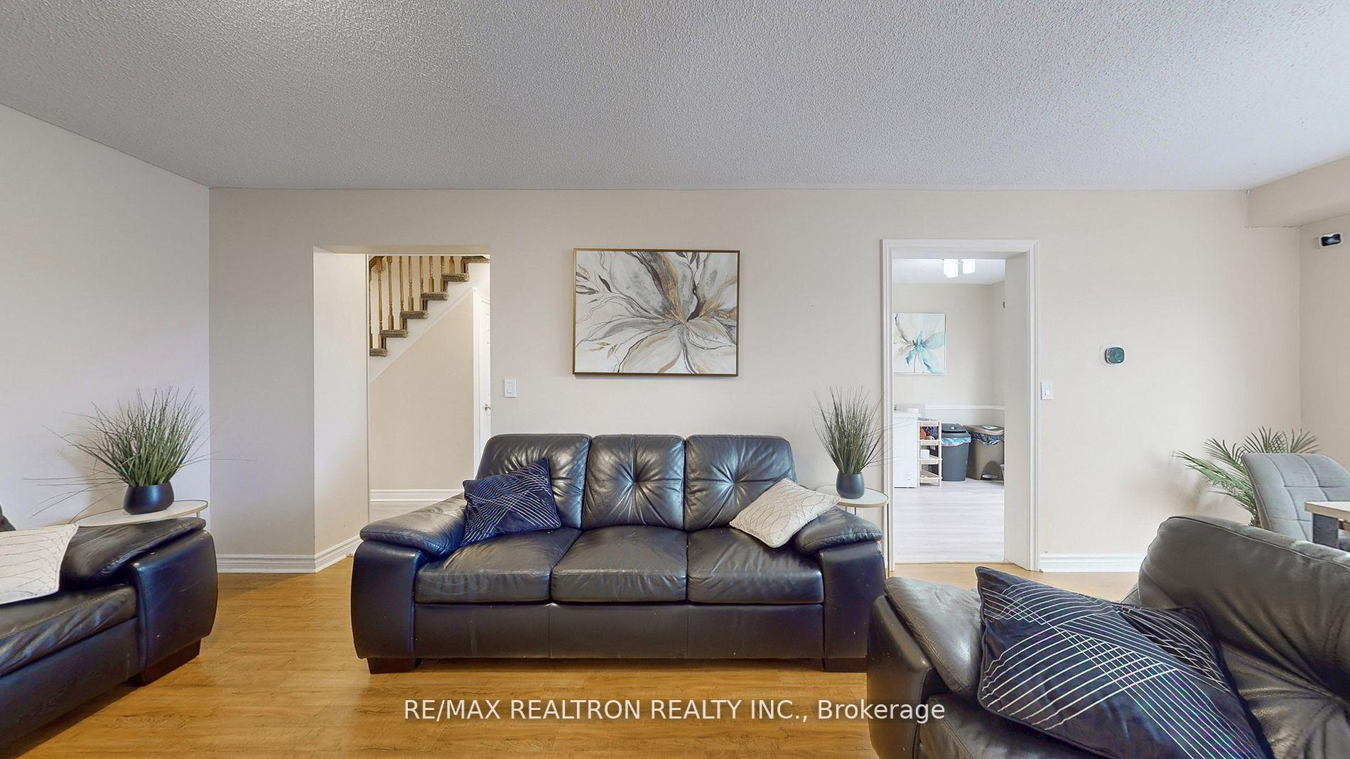 Photo 4 of 68 Heathcliffe Square, Brampton, Central Park — HOMEH