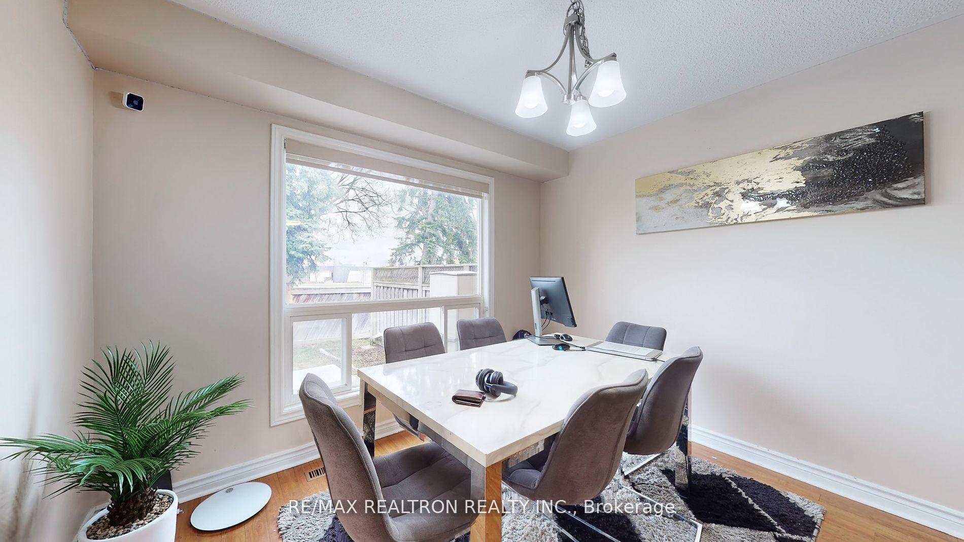 Photo 8 of 68 Heathcliffe Square, Brampton, Central Park — HOMEH