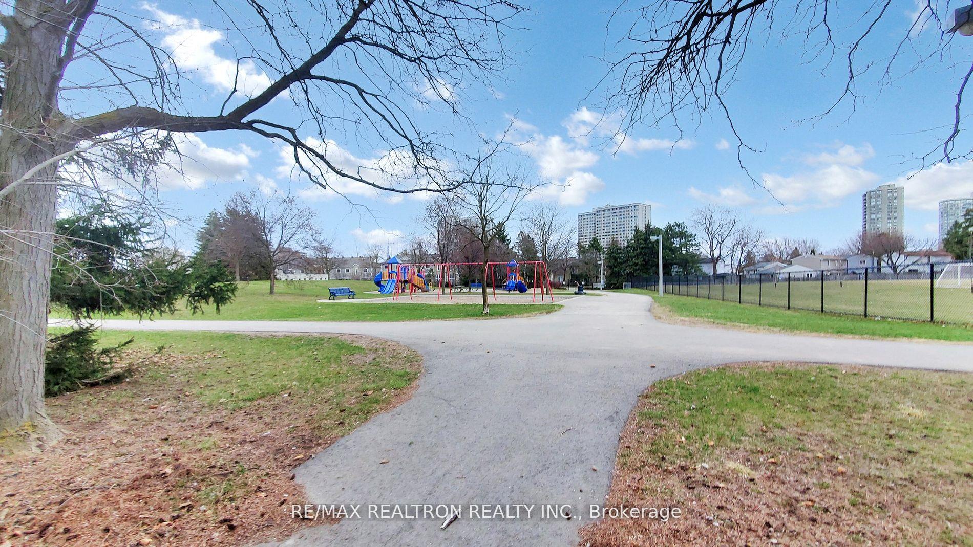 Photo 35 of 68 Heathcliffe Square, Brampton, Central Park — HOMEH
