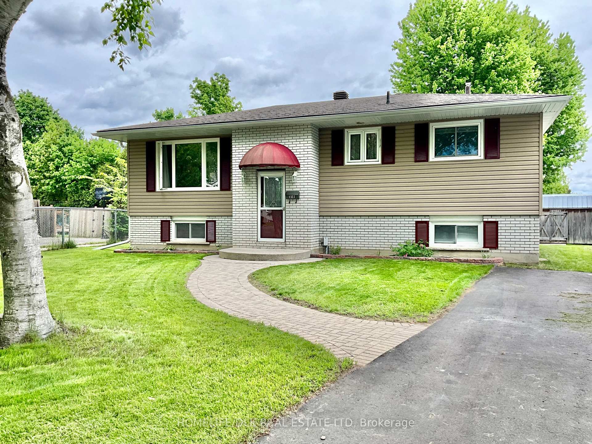 Front of 1327 Borden Crescent