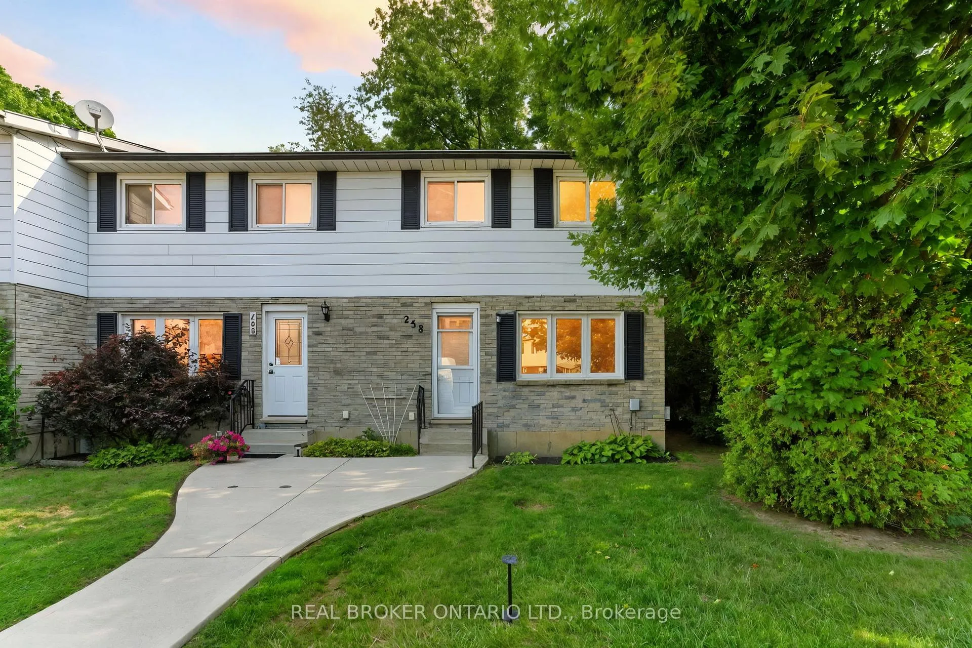 Front of Unit U6, 258 Richardson Drive