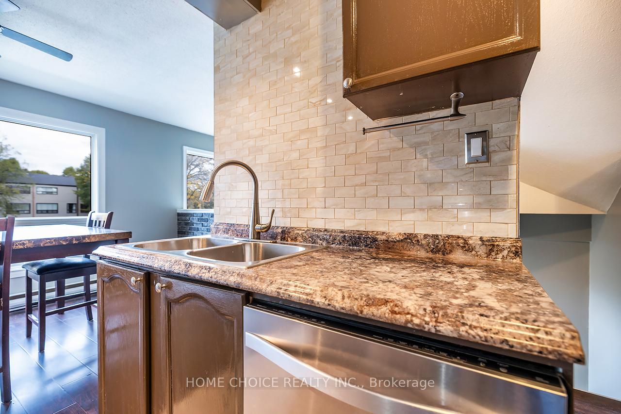 Photo 13 of 51 Park Lane Circle E, Clarington, Bowmanville — HOMEH