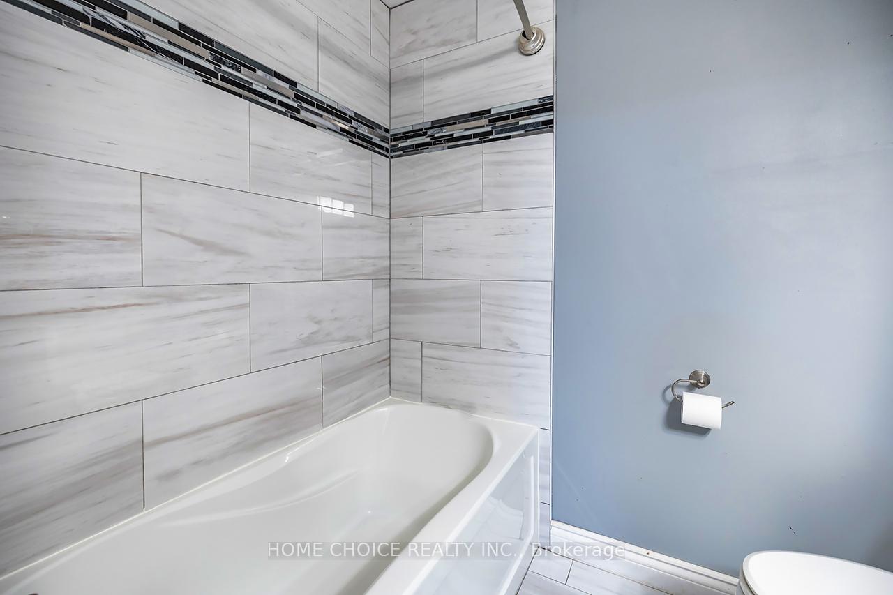 Photo 23 of 51 Park Lane Circle E, Clarington, Bowmanville — HOMEH