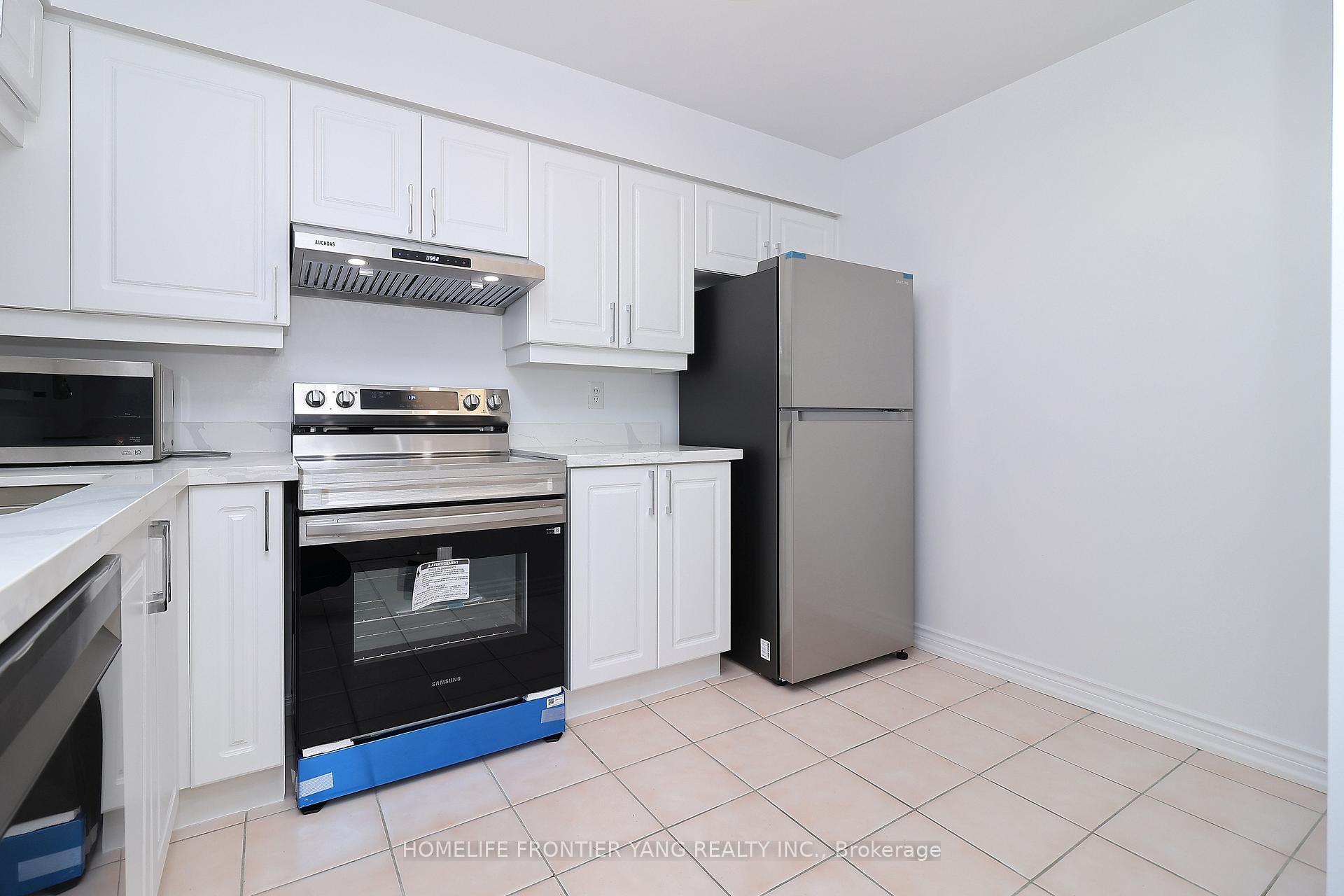 Photo 4 of Unit 303, 11 Townsgate Drive, Vaughan, Crestwood-Springfarm-Yorkhill — HOMEH