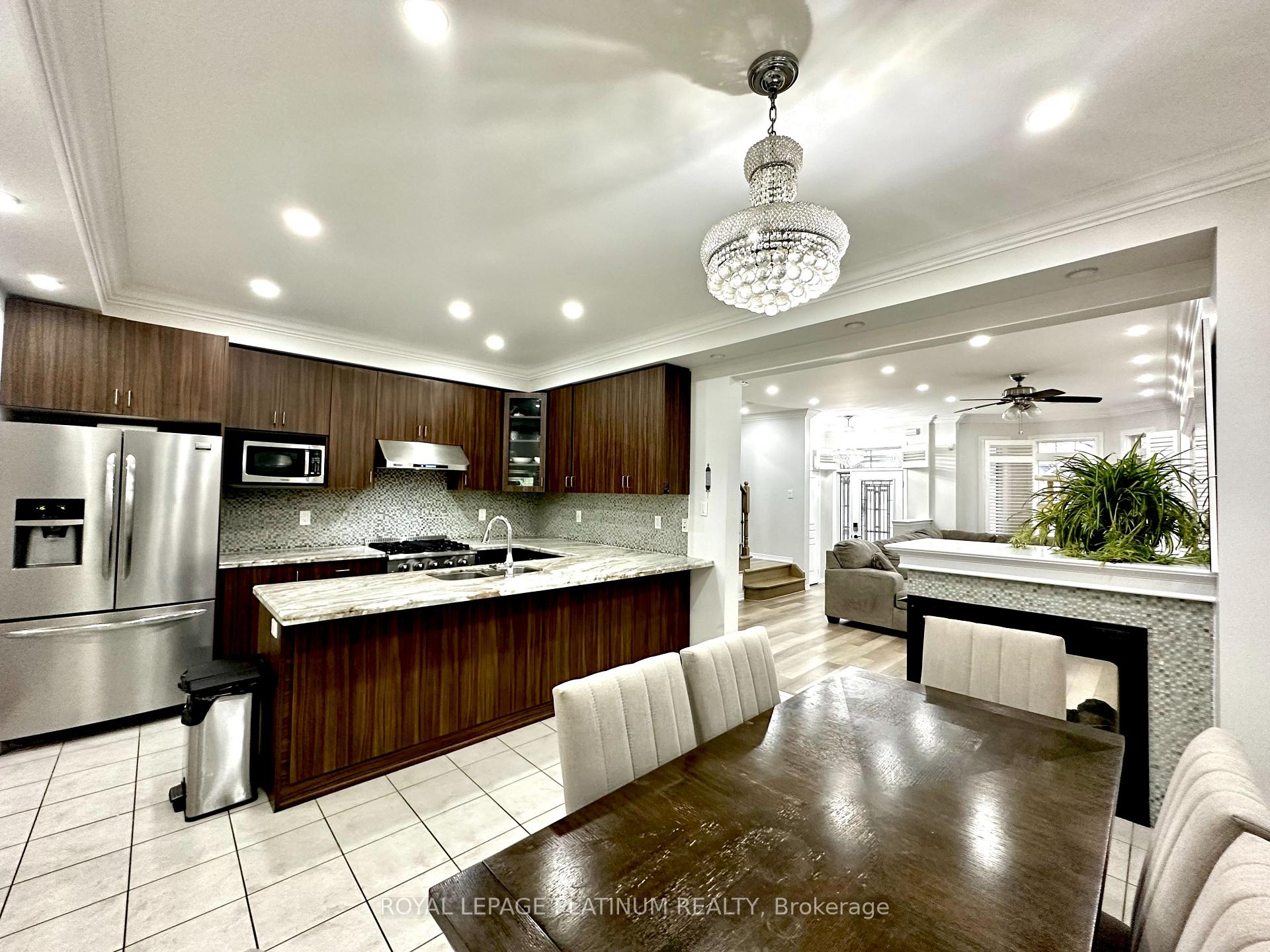 Photo 4 of 68 Fallmeadow Circle, Brampton, Credit Valley — HOMEH