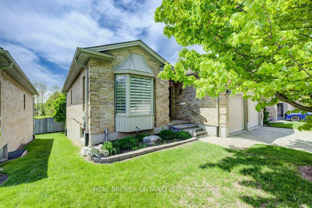 Photo 3 of Unit 4, 900 Doon Village Road, Kitchener — HOMEH