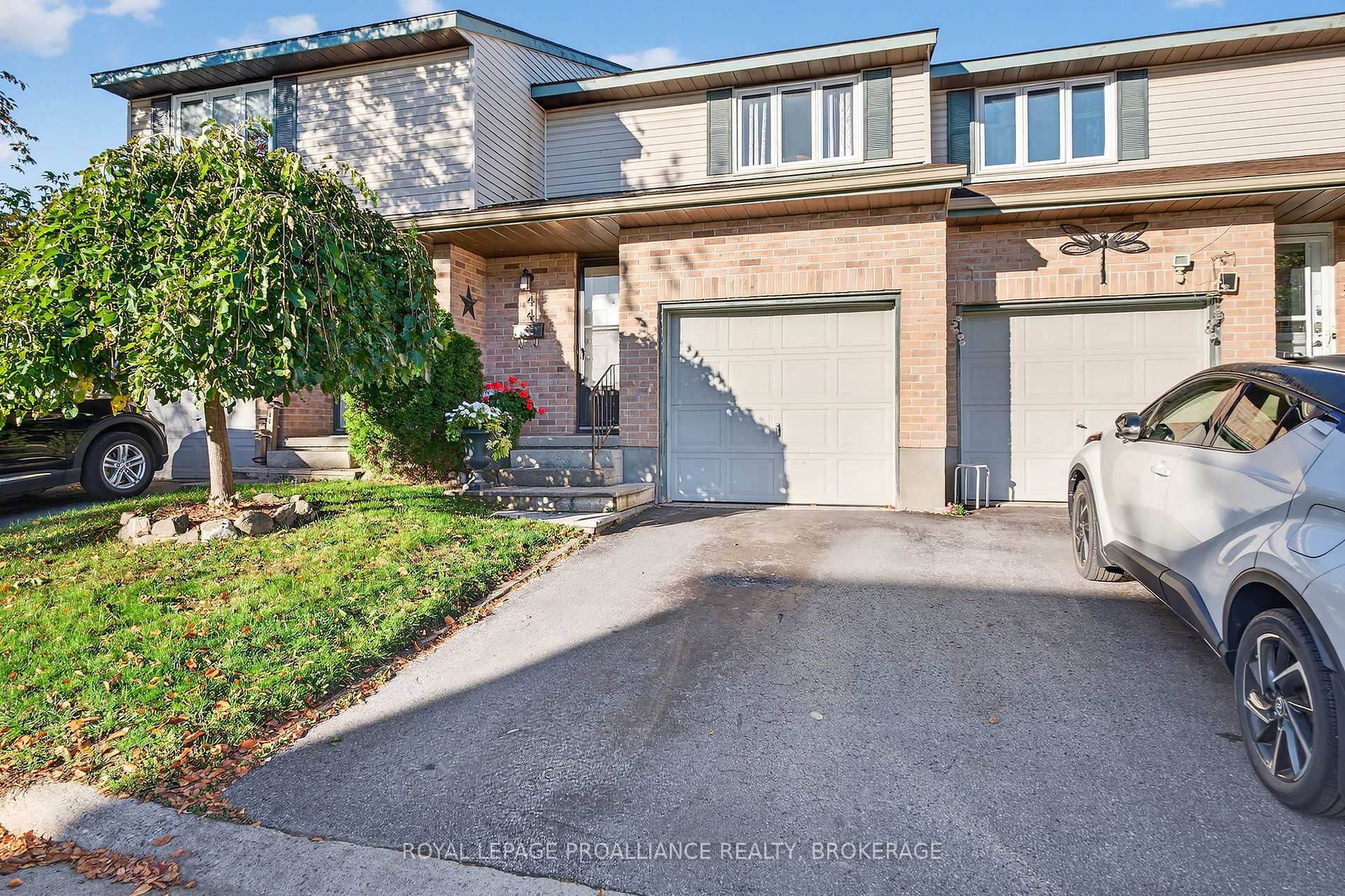 Photo 2 of 44 St Pauls Place, Kingston, West of Sir John A. Blvd — HOMEH