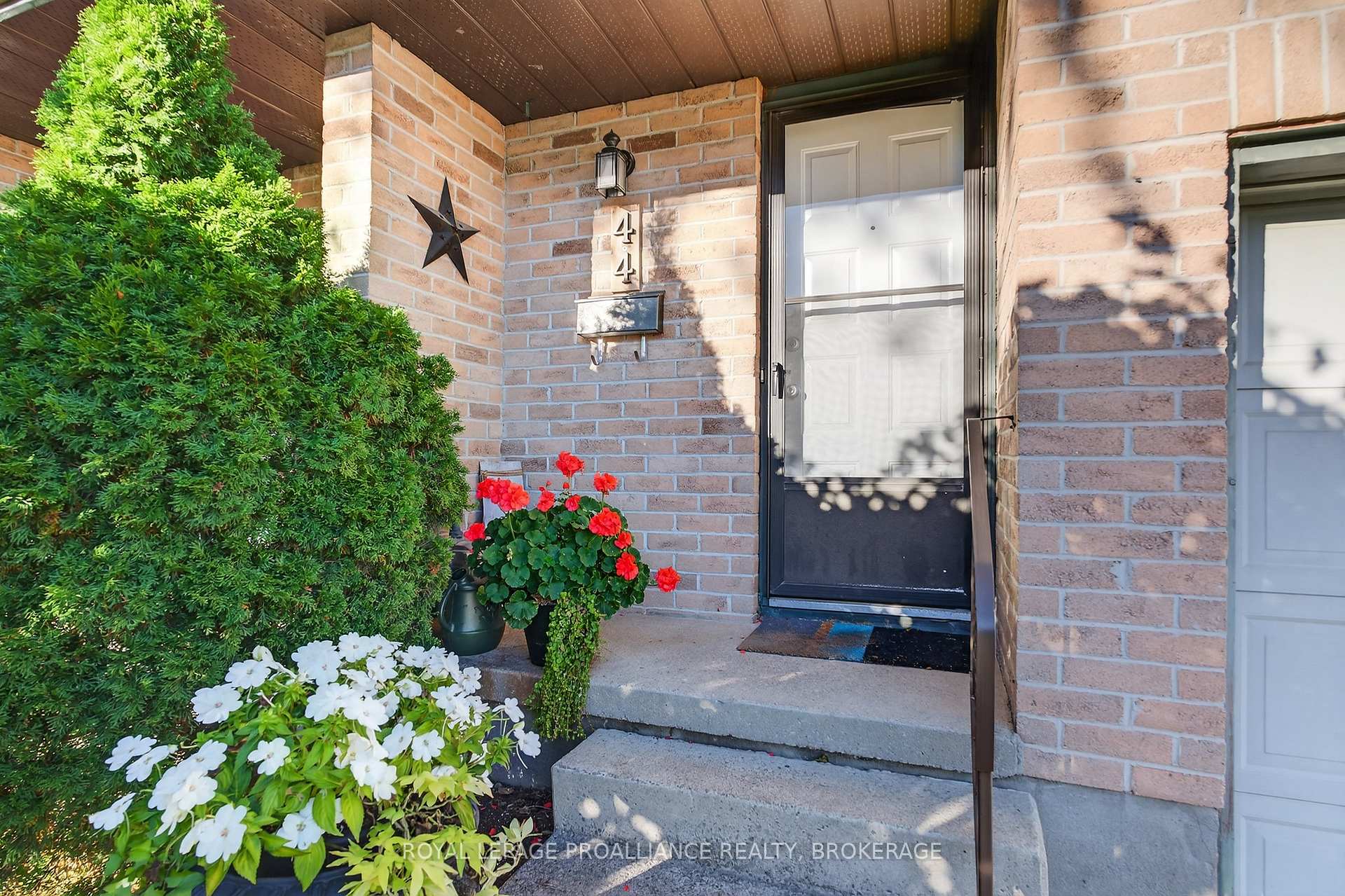 Photo 3 of 44 St Pauls Place, Kingston, West of Sir John A. Blvd — HOMEH