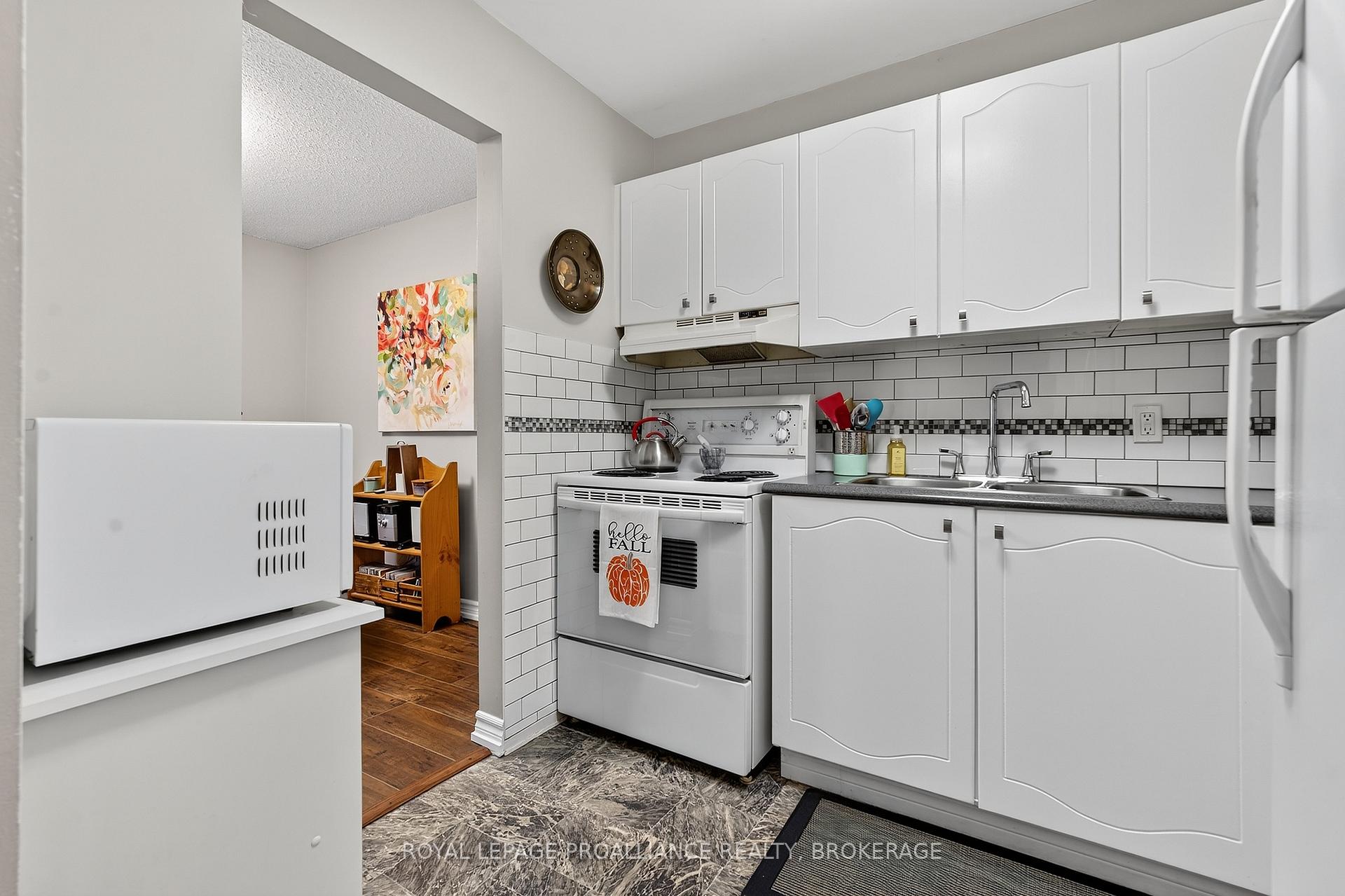Photo 11 of 44 St Pauls Place, Kingston, West of Sir John A. Blvd — HOMEH
