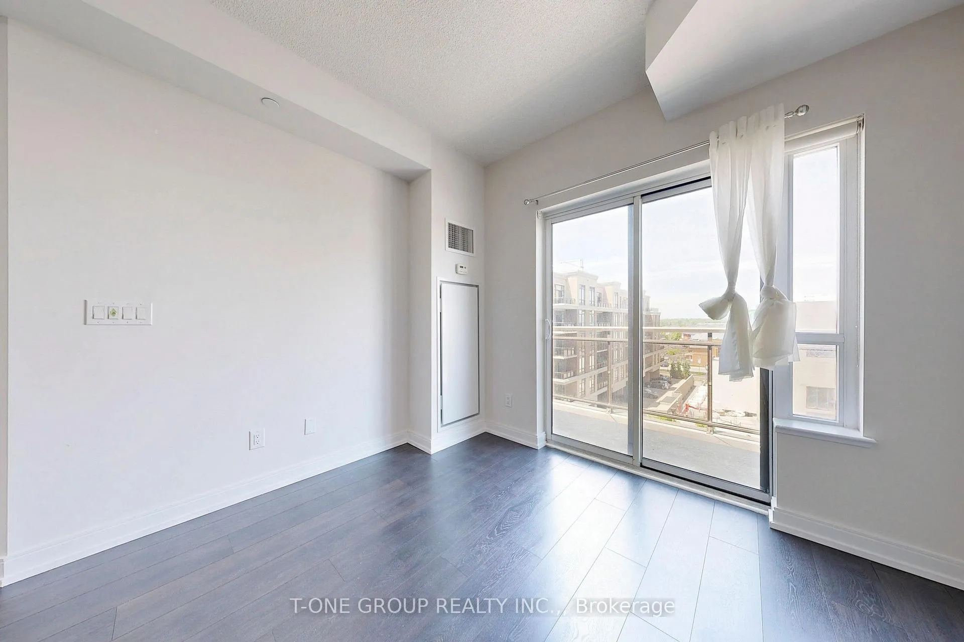 Photo 3 of Unit 606, 540 Bur Oak Avenue, Markham, Berczy — HOMEH