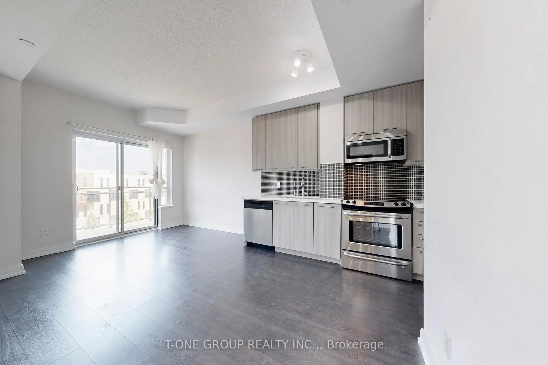 Photo 5 of Unit 606, 540 Bur Oak Avenue, Markham, Berczy — HOMEH