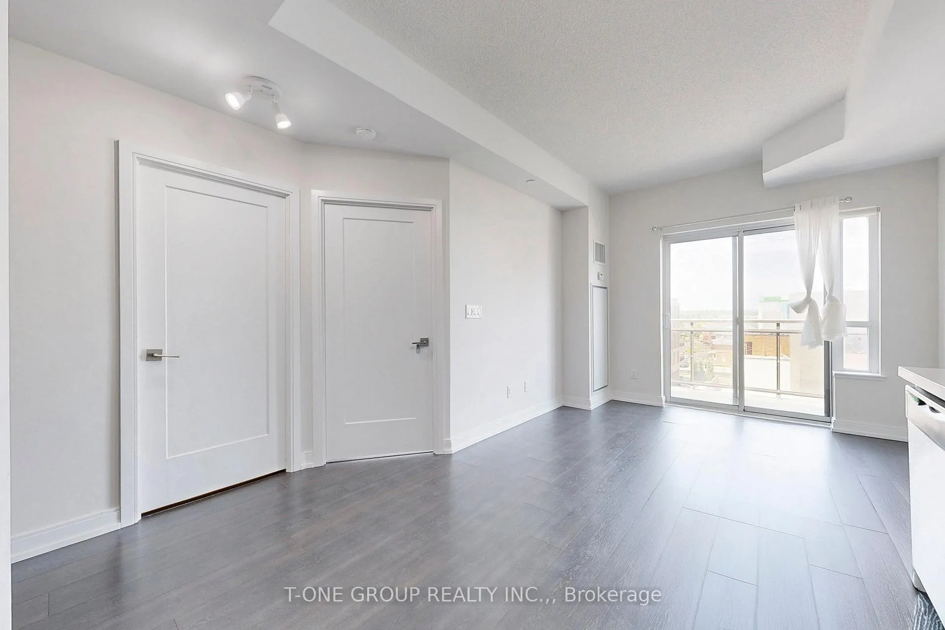Photo 6 of Unit 606, 540 Bur Oak Avenue, Markham, Berczy — HOMEH