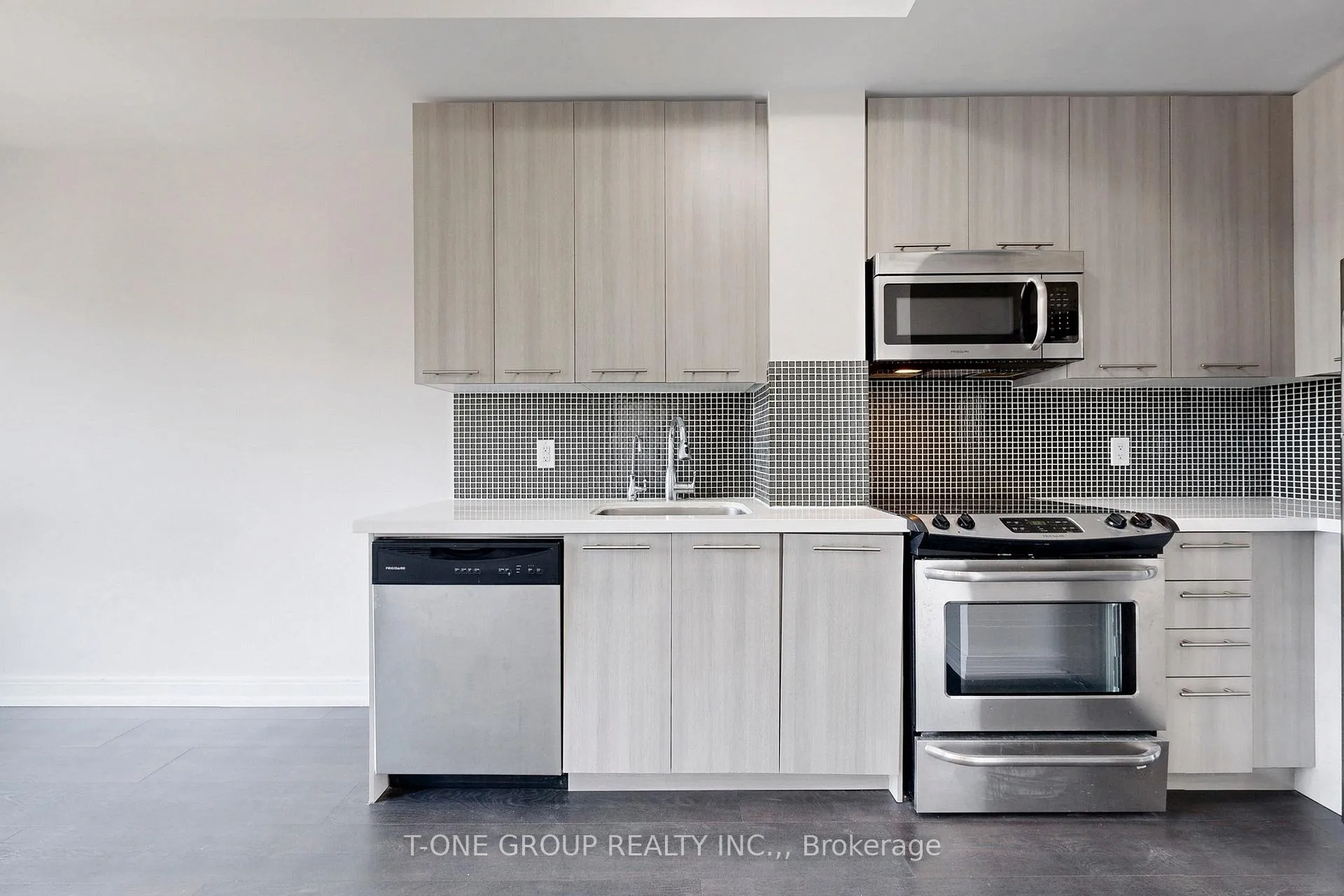 Photo 7 of Unit 606, 540 Bur Oak Avenue, Markham, Berczy — HOMEH