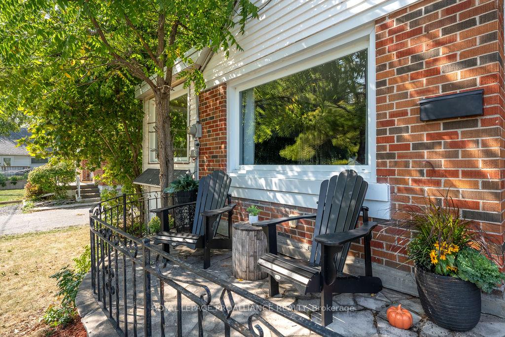Photo 2 of 18 Reynolds Crescent, Belleville, Belleville Ward — HOMEH